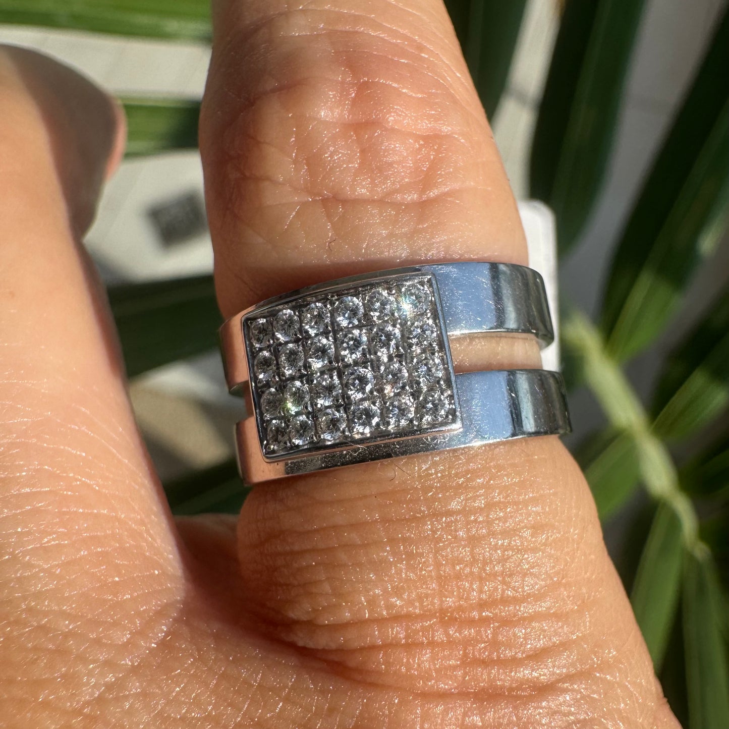 18K gold ring set with 24 Diamonds