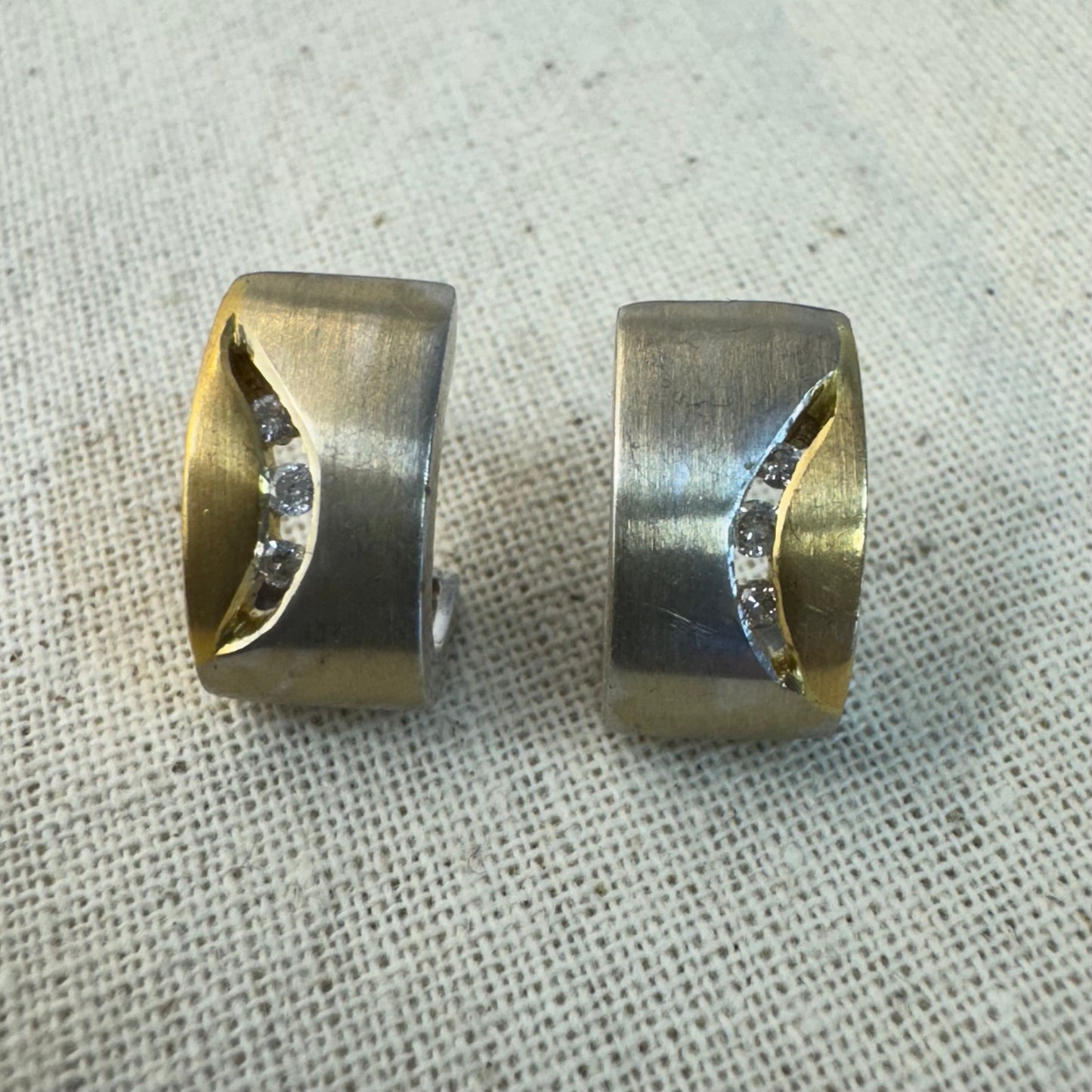 עגילי זהב 18K משובצים יהלומים