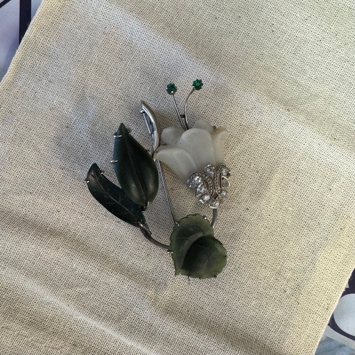 סיכת פרח משובצת יהלומים ואבני אמרלד