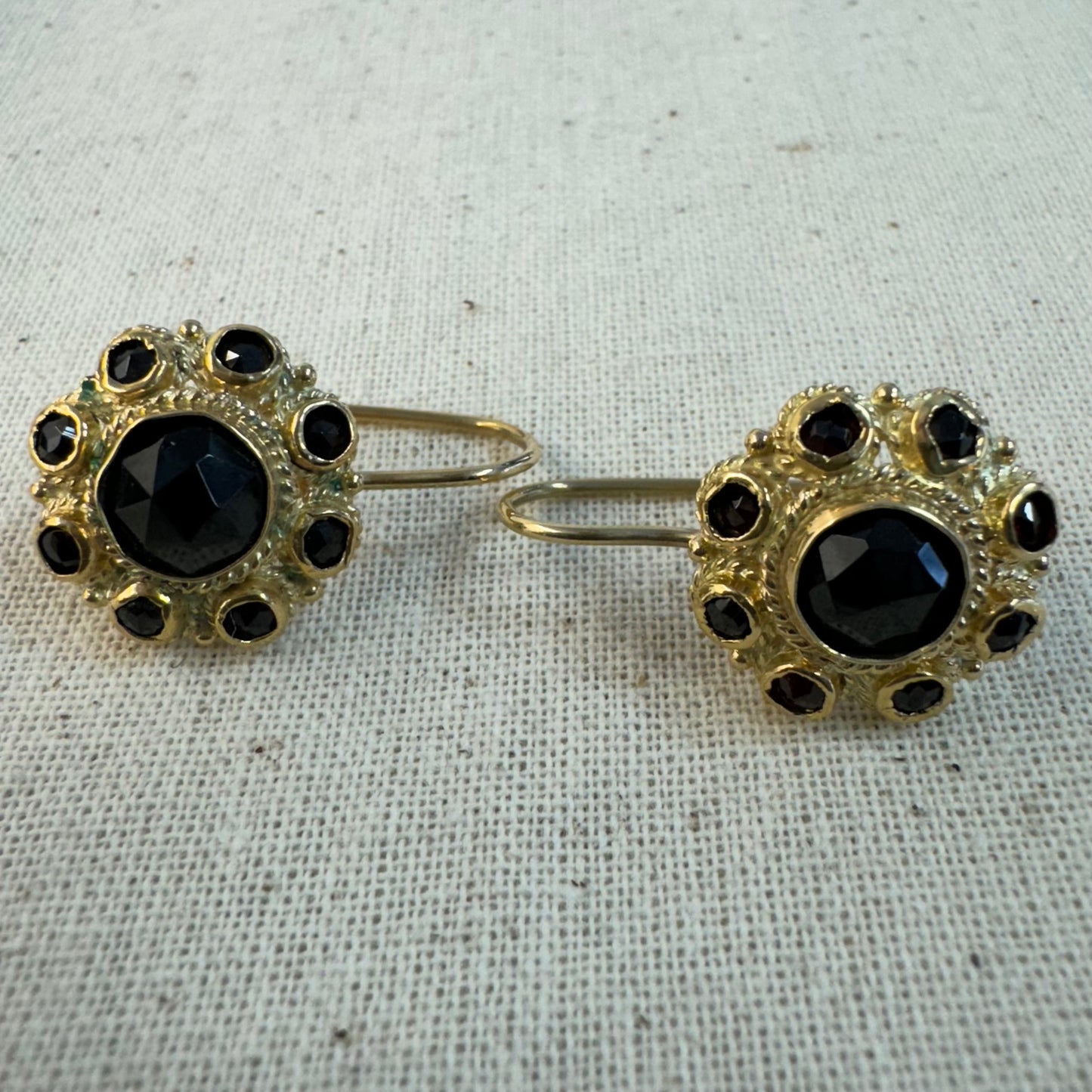 עגילי טיפה מזהב 14 קראט משובצים עם נופך