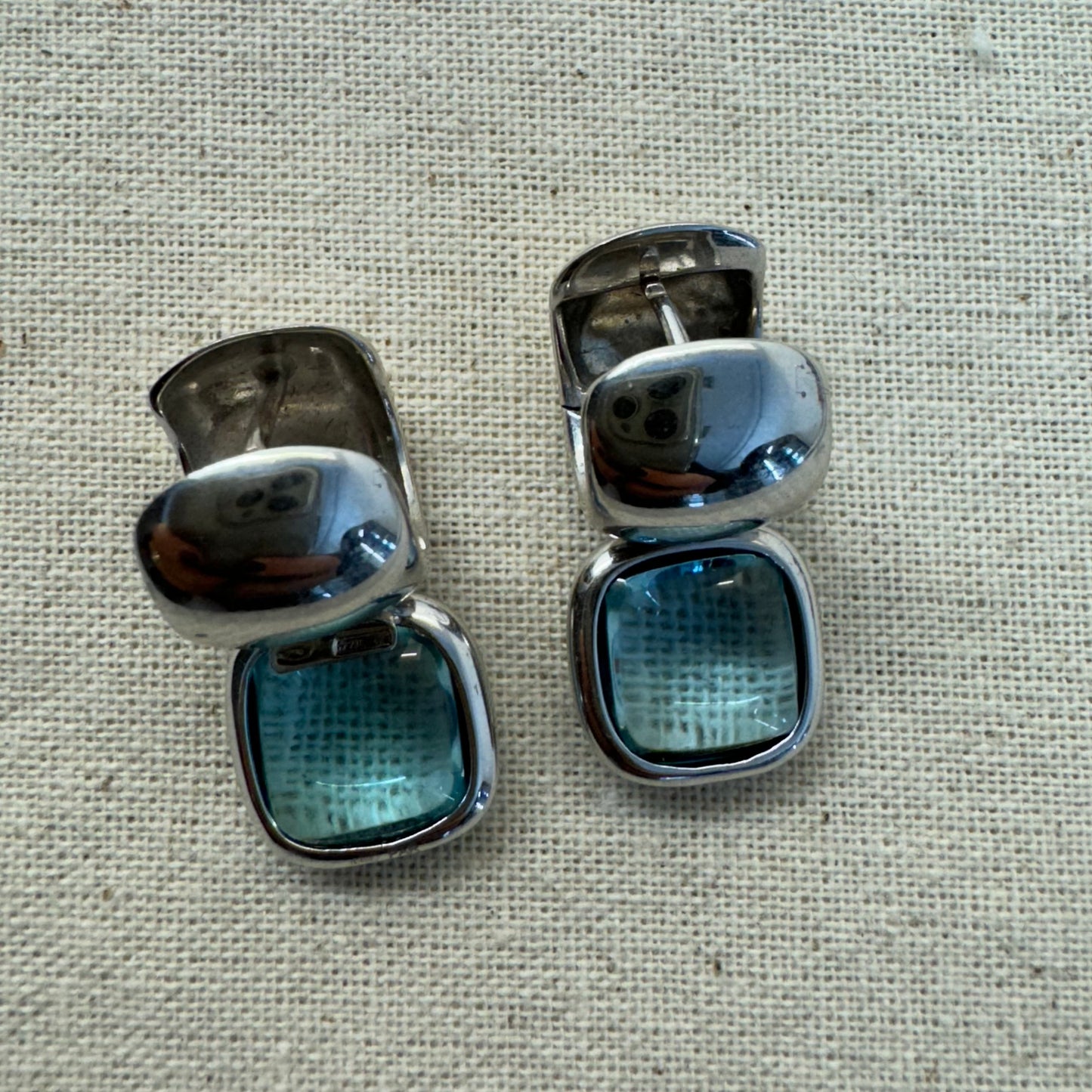 עגילי זהב לבן 18 קראט, נופלים קצרים, משובצים אבן אקוומרין