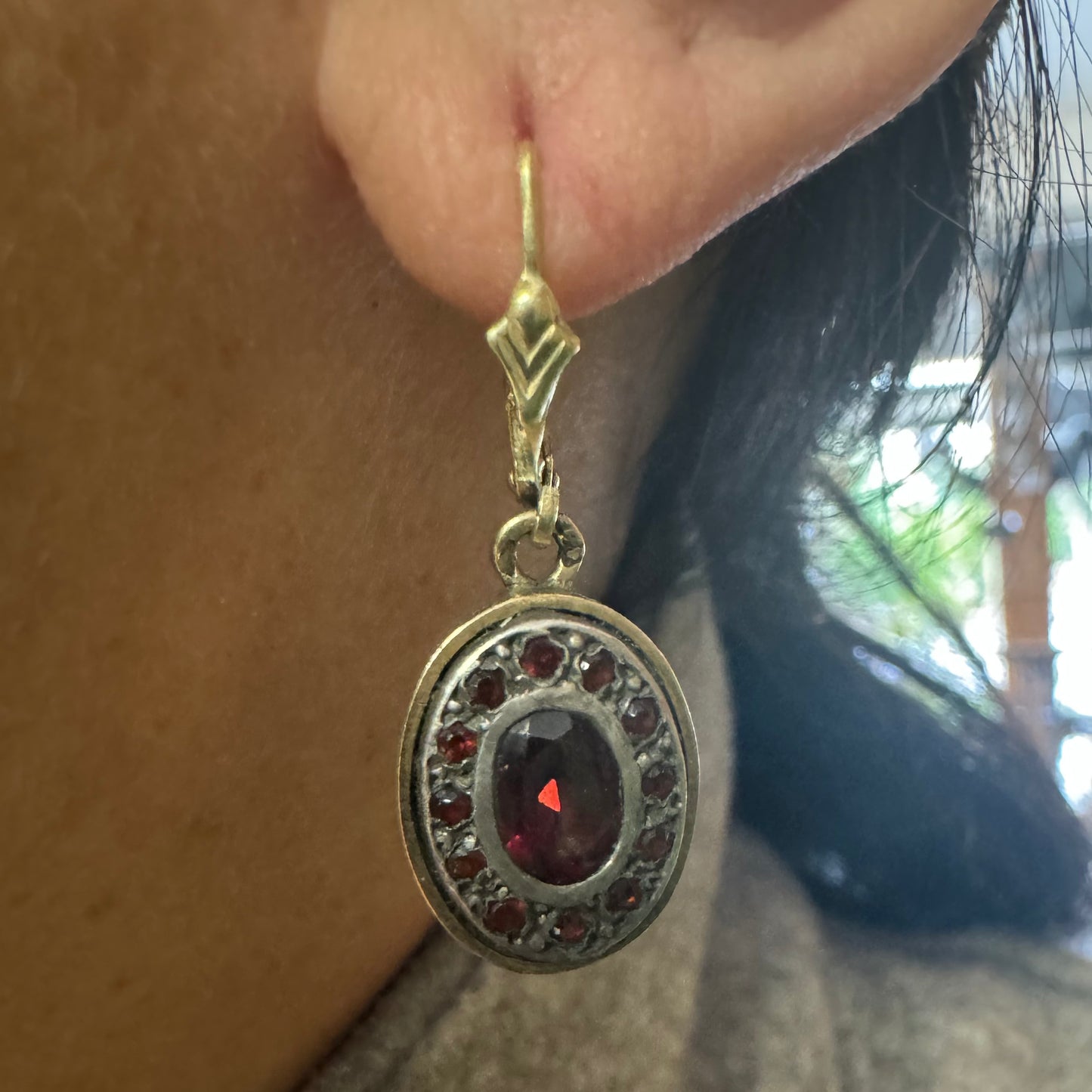 עגילי זהב צהוב 14 קראט, נופלים באורך בינוני, משובצים אבני גרנט