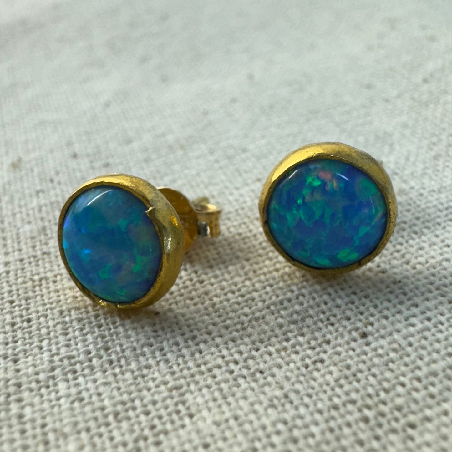 עגילי זהב 18K משובצים אופל