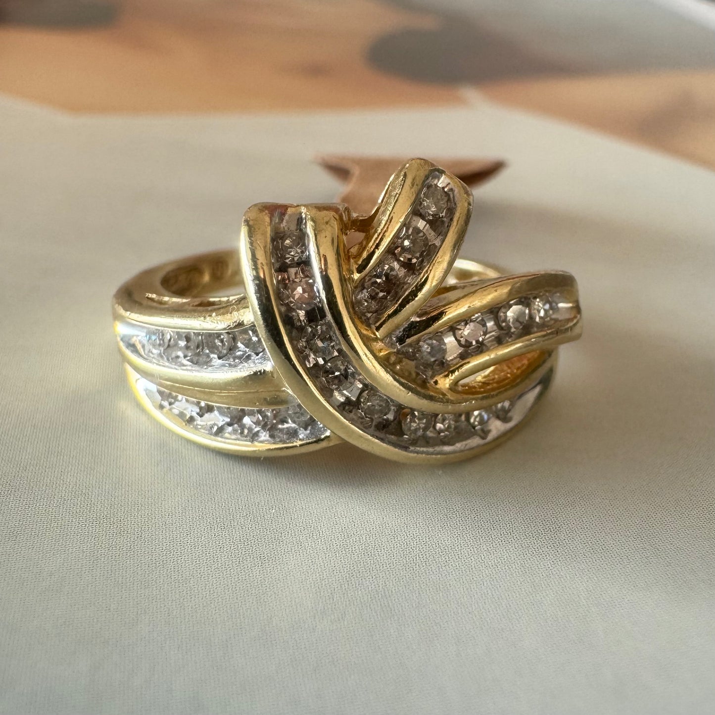 14 Gold ring set with rows of shimmering Diamonds