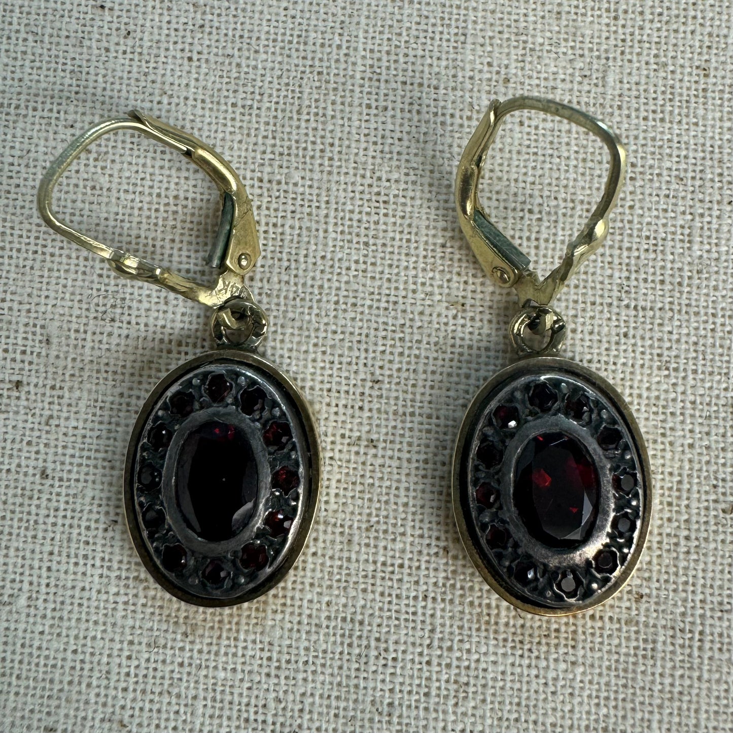 עגילי זהב צהוב 14 קראט, נופלים באורך בינוני, משובצים אבני גרנט