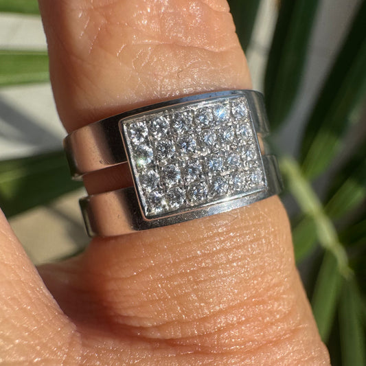 טבעת זהב לבן 18 קראט משובצת 24 יהלומים