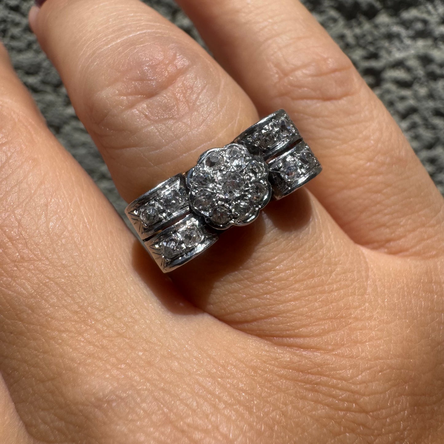 18K gold ring featuring a flower-shaped design set with antique Diamonds