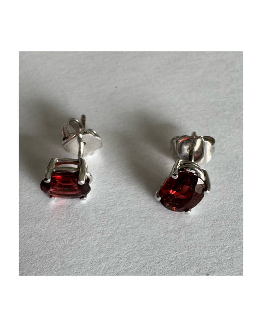 עגילי זהב לבן 14 קראט משובצים אבני גרנט בגוון אדום יין עמוק.