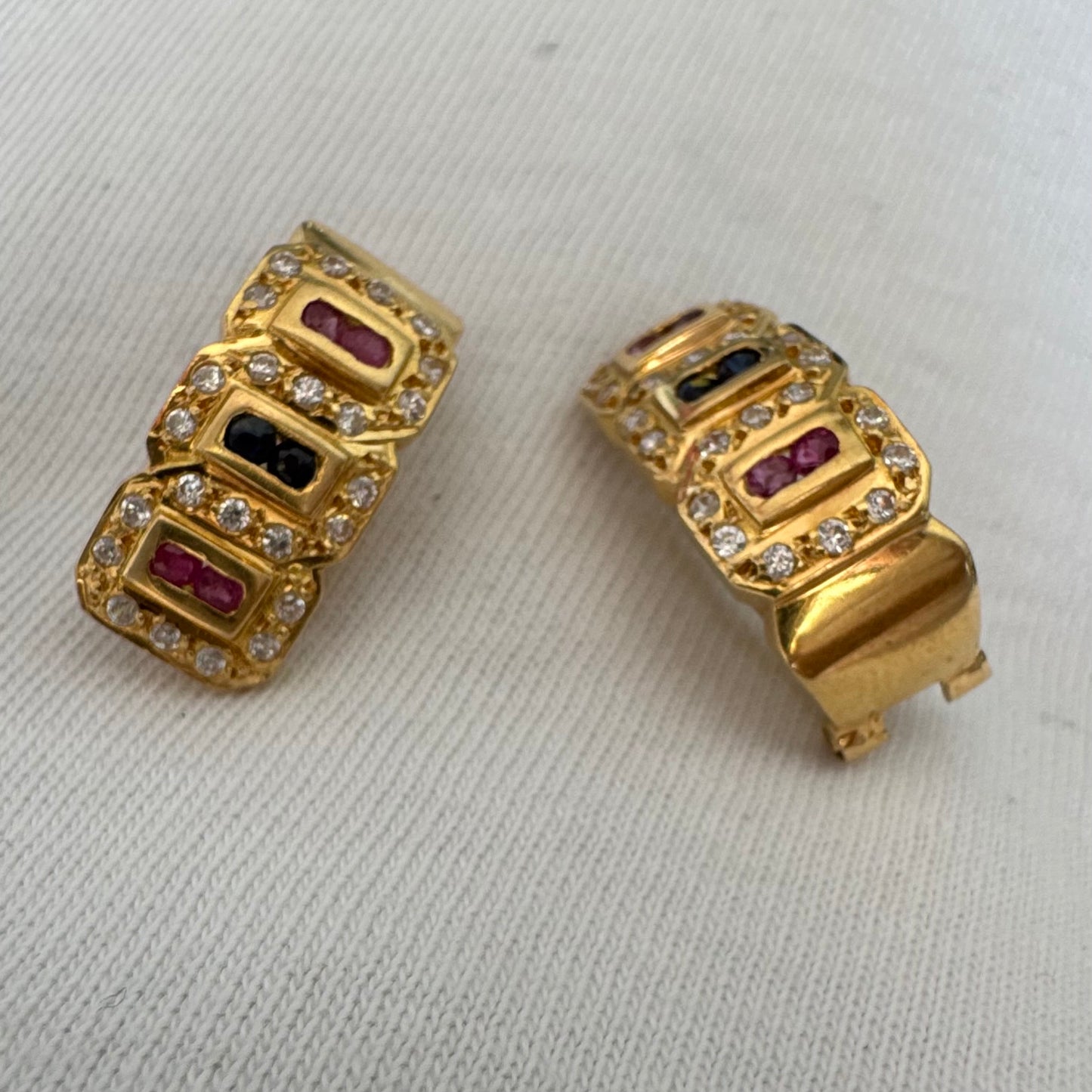 עגילי זהב צהוב 18 קראט משובצים אבני רובי, ספיר ויהלומים בעיצוב גאומטרי עשיר. 