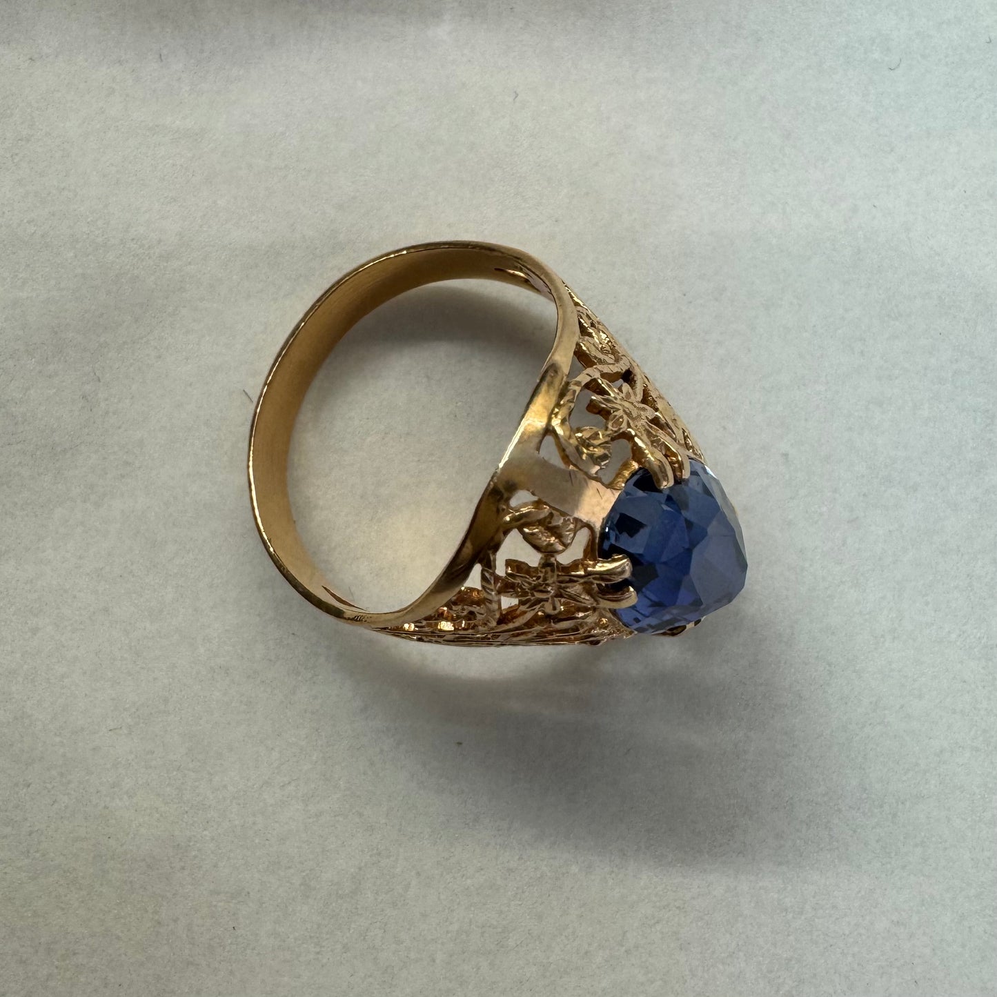 טבעת זהב 14 קראט משובצת אבן טנזנייט גדולה בחיתוך אליפסה, בעיצוב תחרה מרהיב