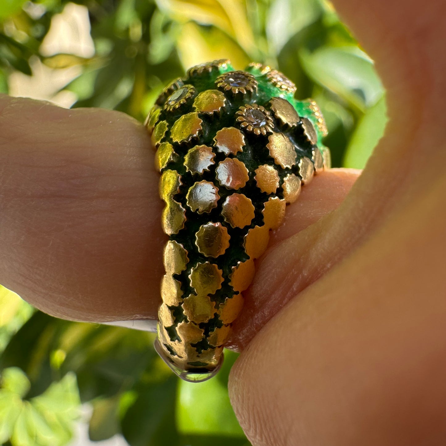 18K gold ring set with Enamel & Diamonds