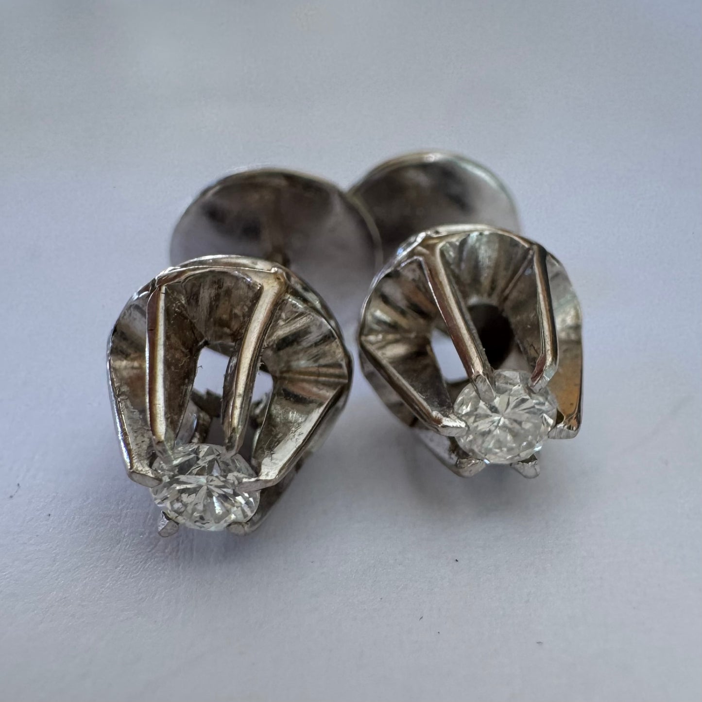 עגילי זהב 14K משובצים ביהלום מרכזי אחד