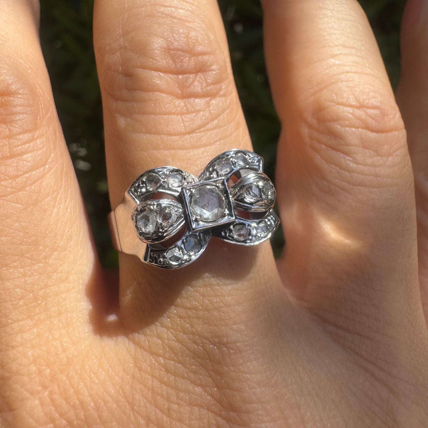 18K gold ring designed in the shape of a bow, set with sparkling Diamonds