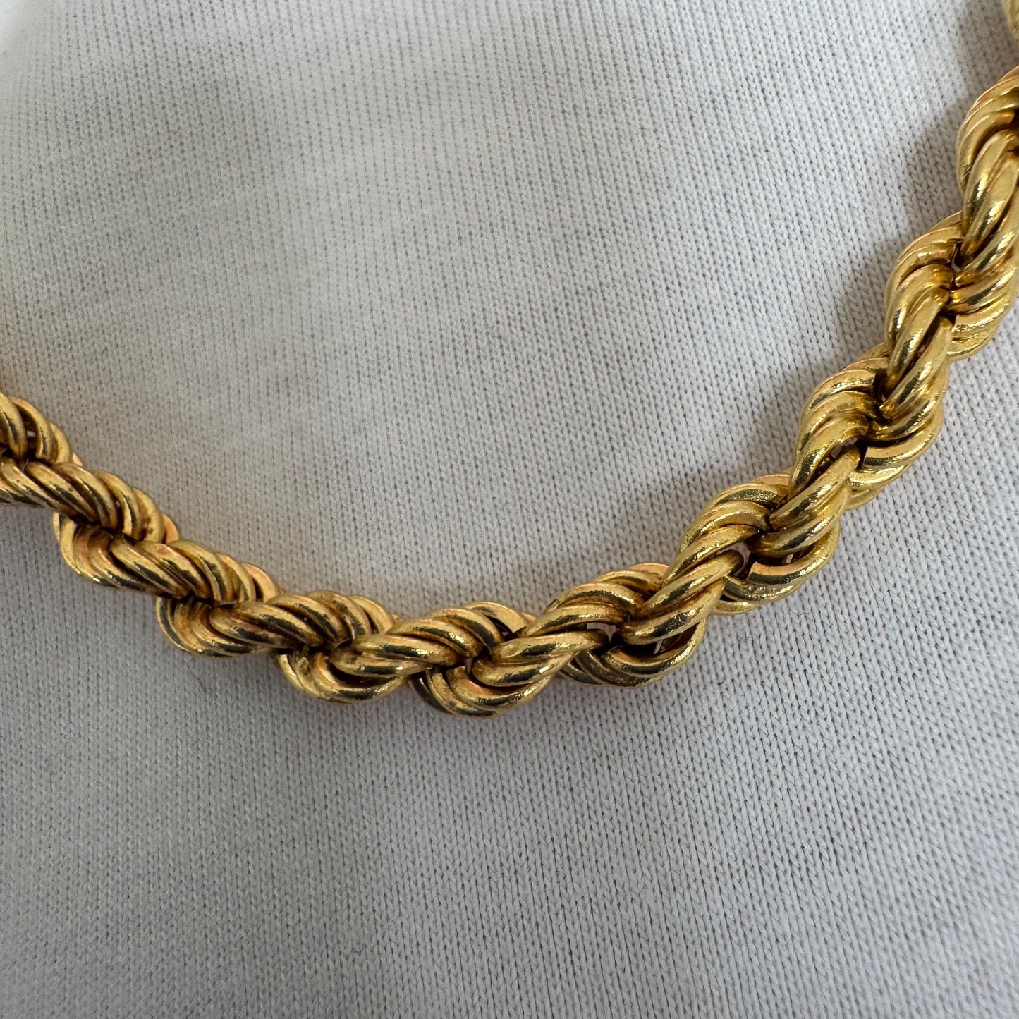 שרשרת זהב צהוב 14 קראט בדוגמת חבל (Rope Chain) עיצוב קלוע ועשיר שמחזיר את האור מכל זווית.