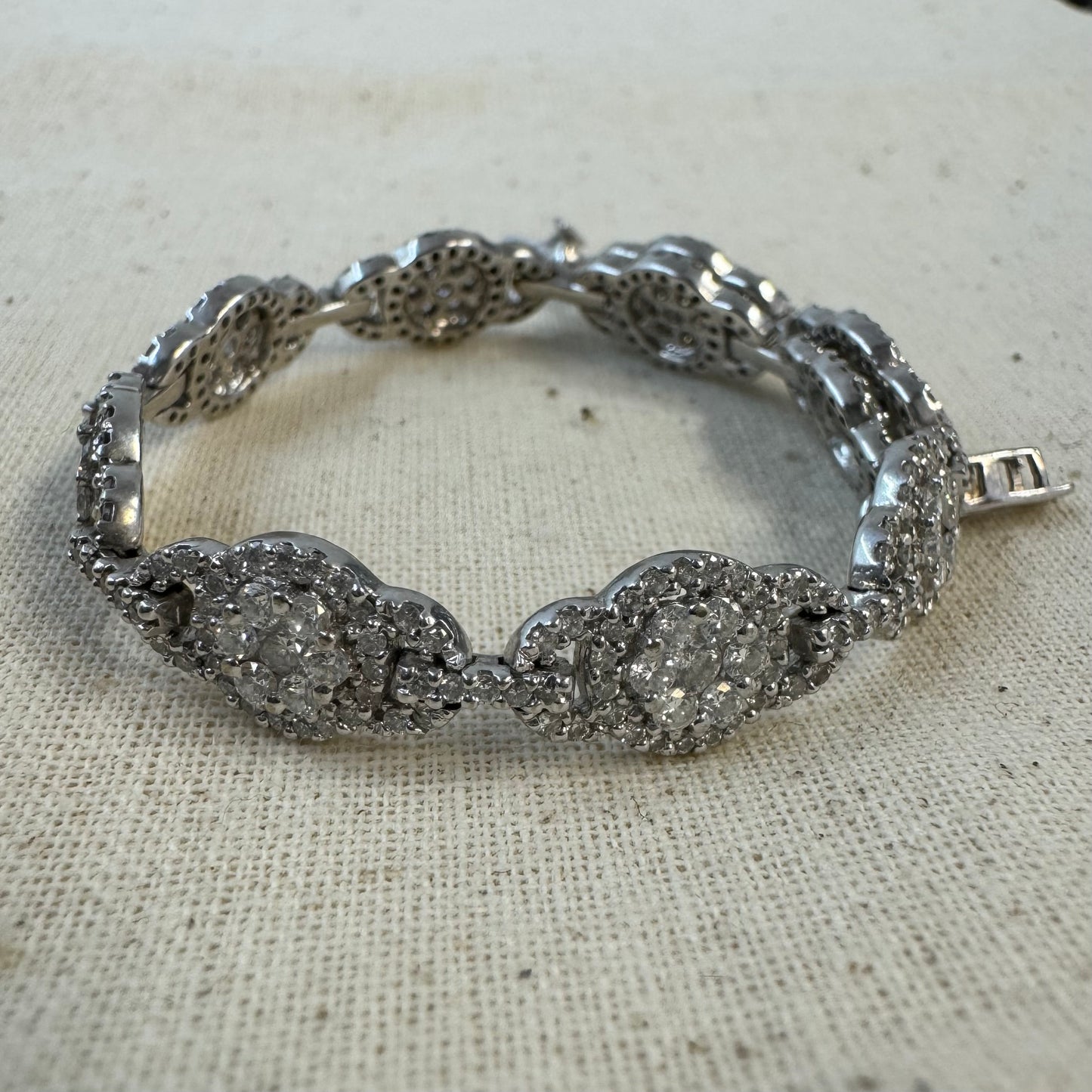 צמיד זהב לבן 14 קראט בנוי מחוליות שמשובצות יהלומים לכל האורך