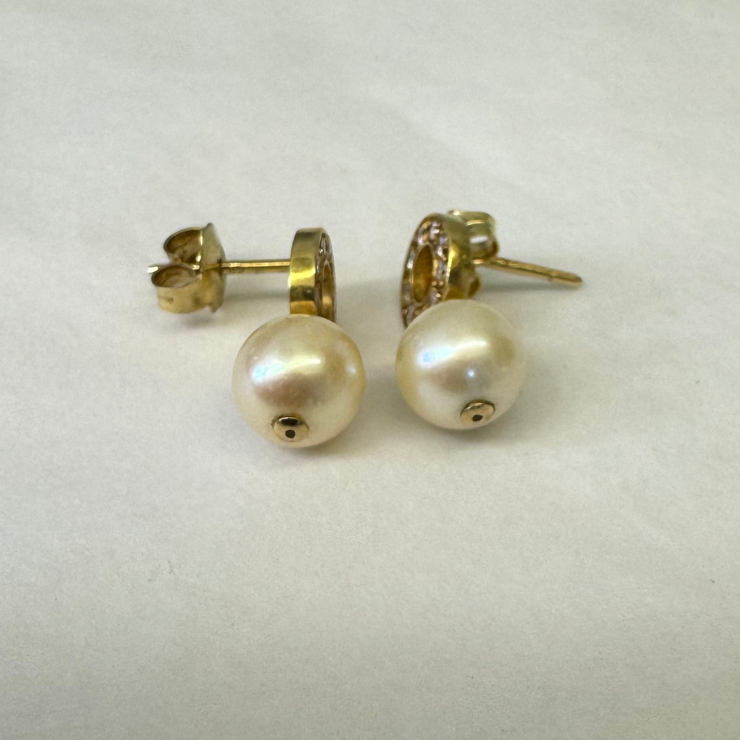 עגילי זהב צהוב 18 קראט, צמודים לאוזן ארוכים, משובצים פנינה ויהלומים