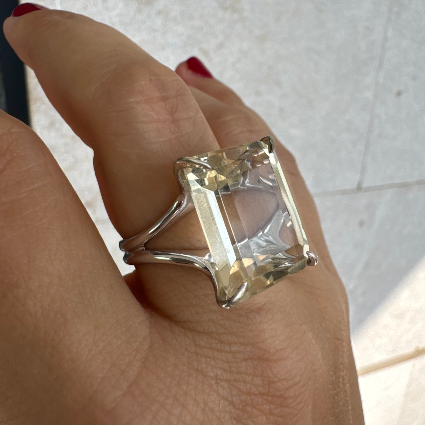 טבעת זהב לבן 18 קראט בעיצוב אלגנטי של H. Stern, משובצת אבן קוורץ גדולה בחיתוך מלבני .