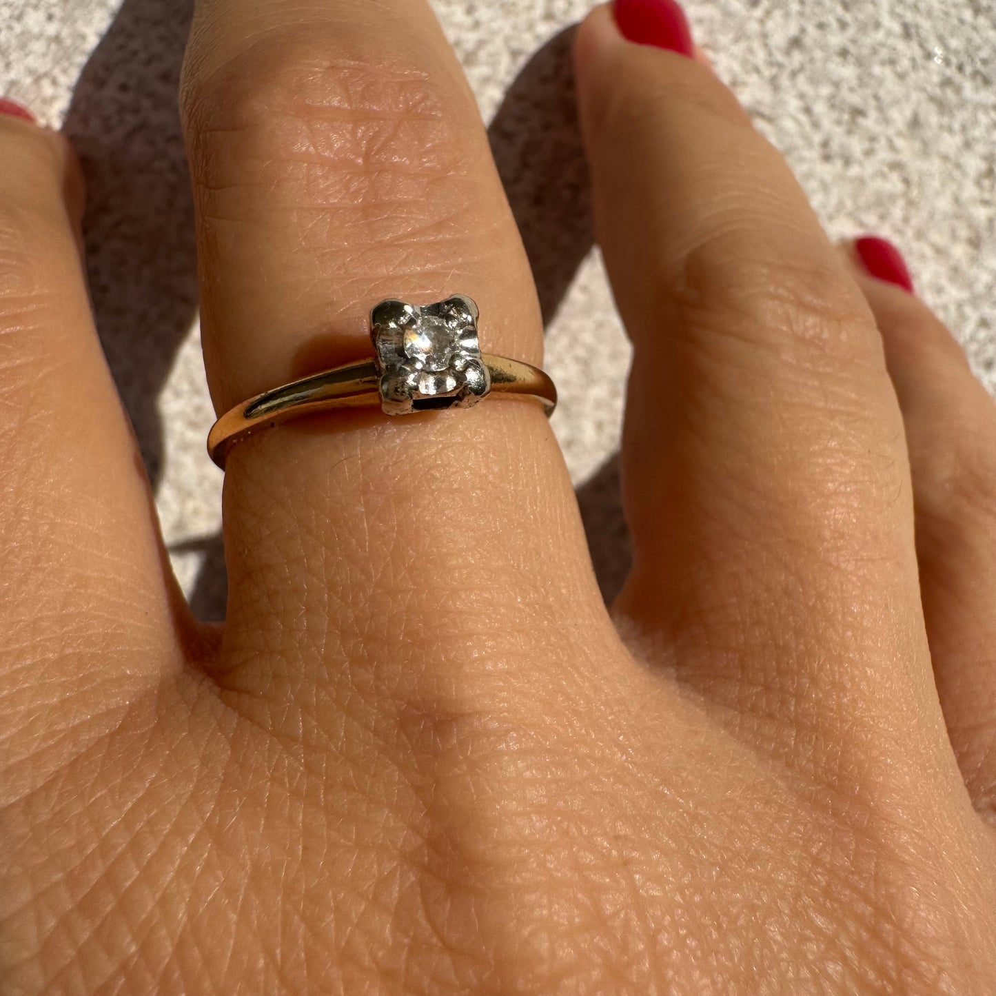 טבעת זהב צהוב 14 קראט סוליטר קלאסית משובצת יהלום עדין בארבע שיניים מזהב לבן.