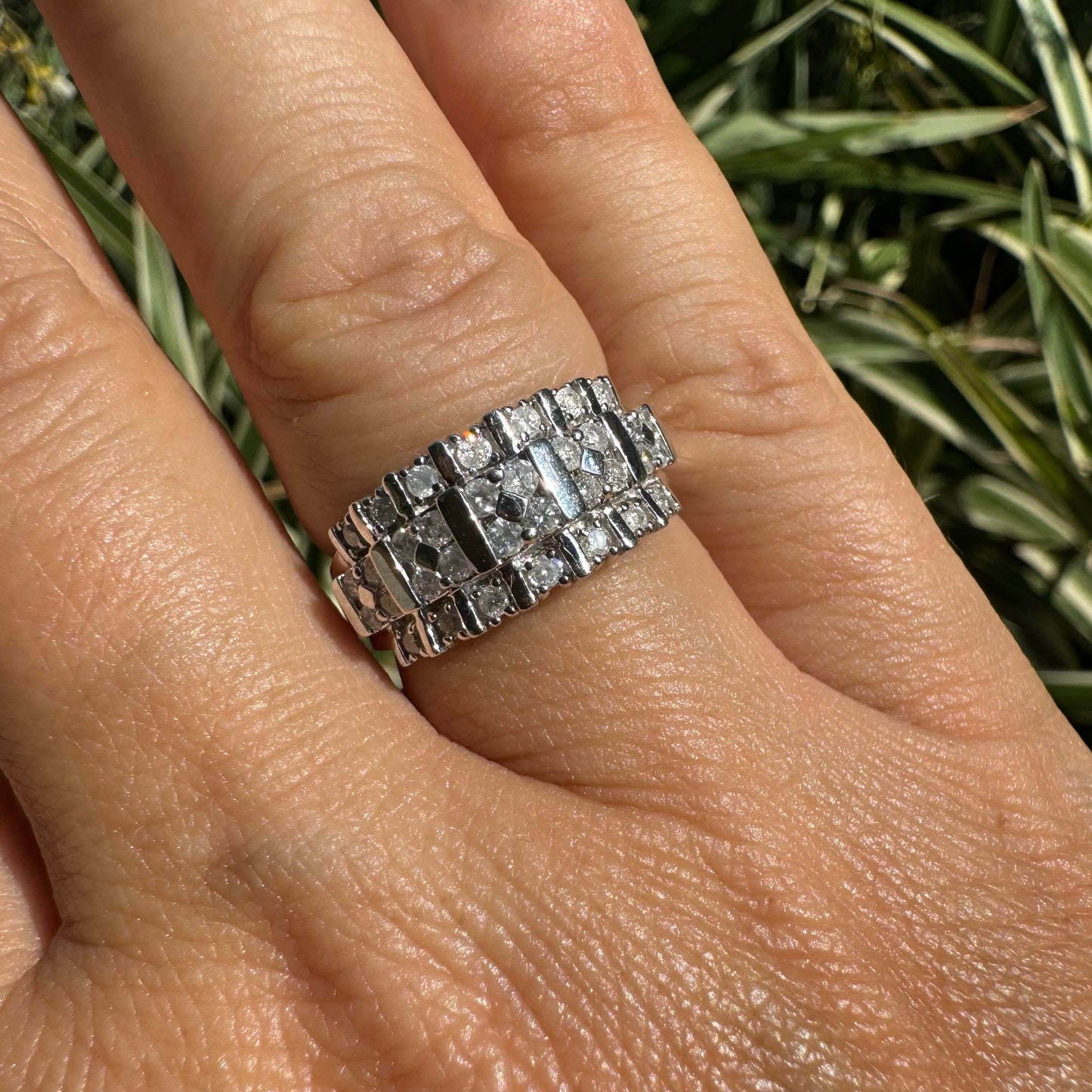 טבעת זהב לבן 10 קראט משובצת יהלומים