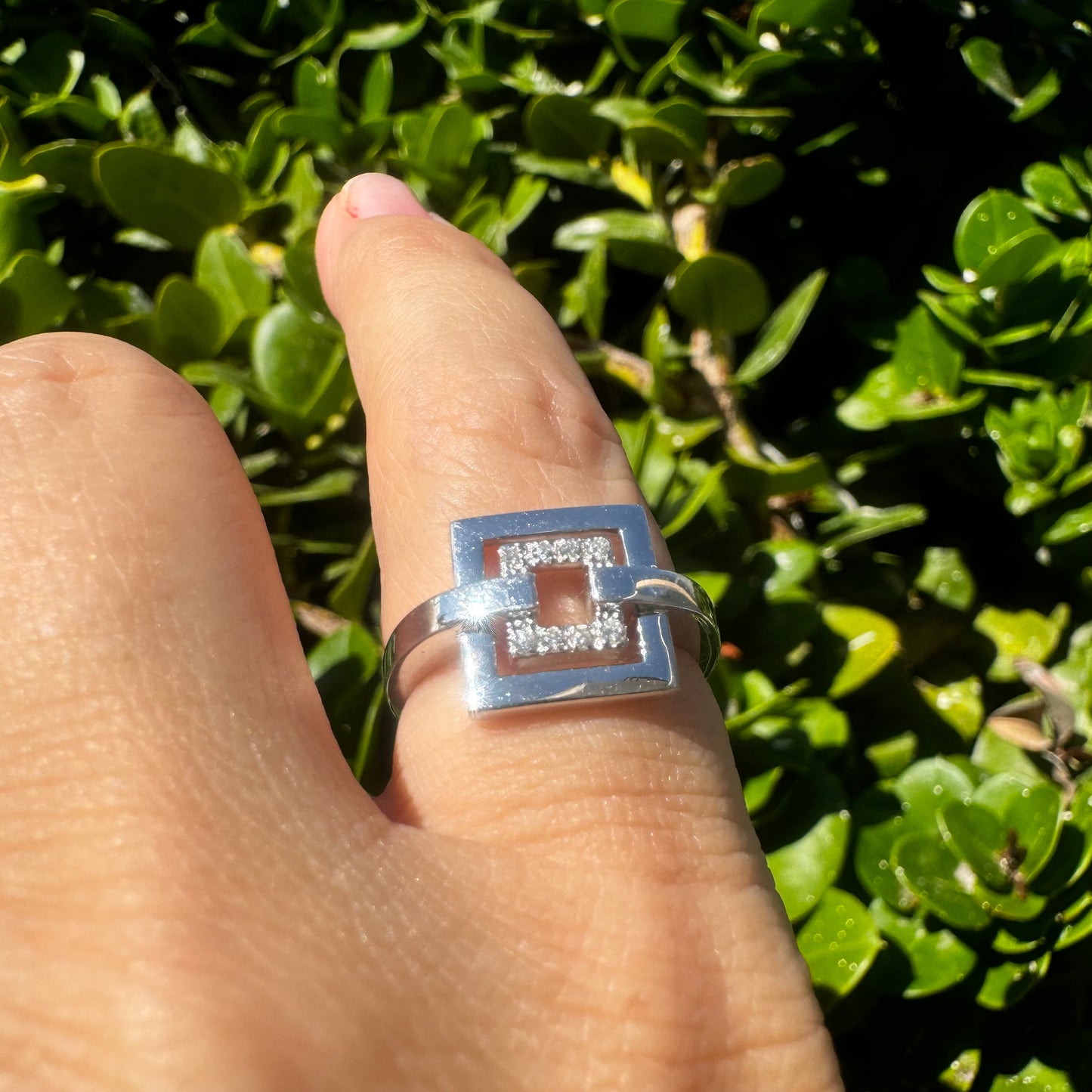 18K gold ring featuring two open square frames, with the inner square set with Diamonds