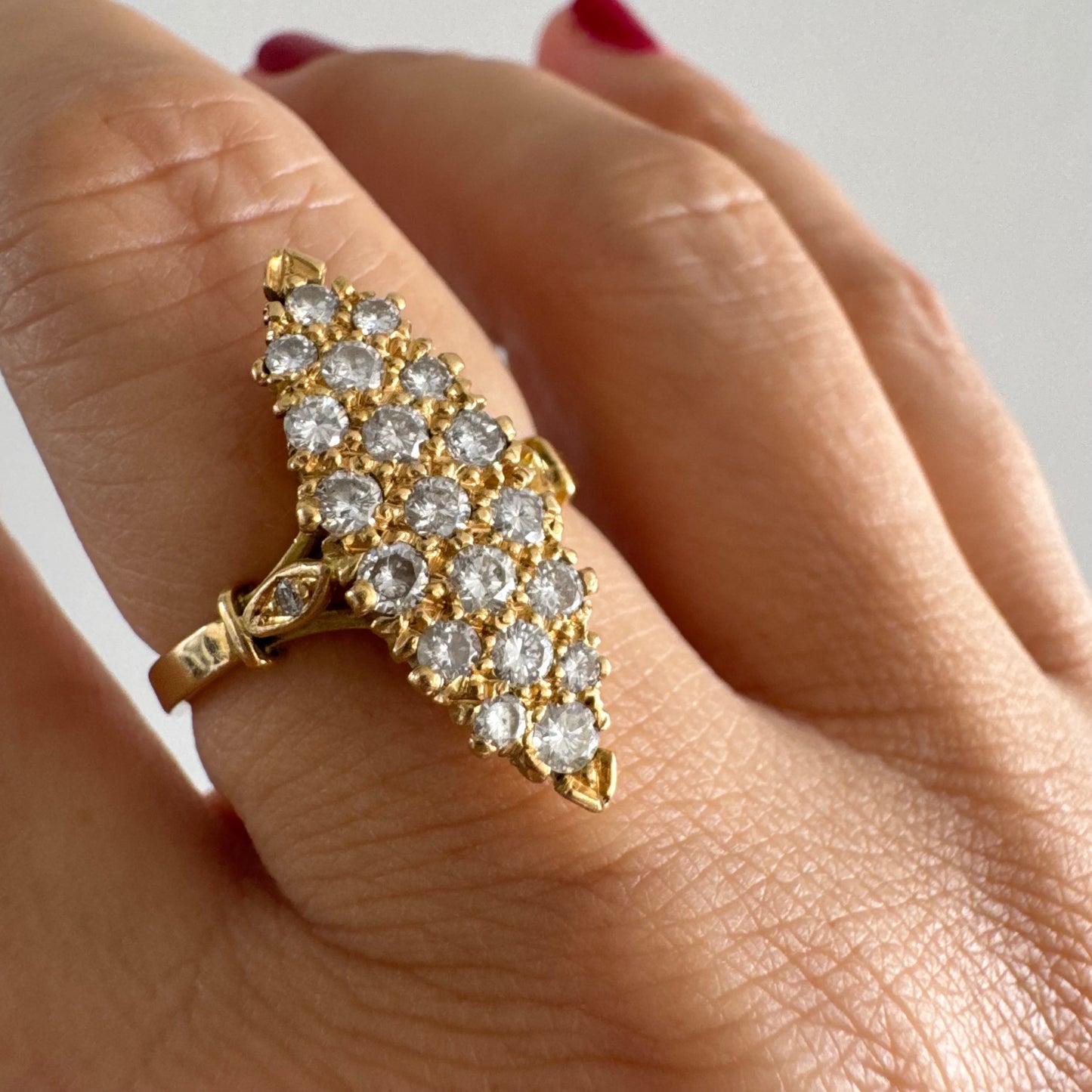 טבעת זהב צהוב 18 קראט בצורת מרקיזה משובצת יהלומים נוצצים