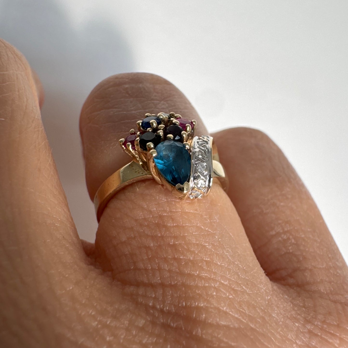 טבעת זהב צהוב 14 קראט משובצת שילוב אבני חן צבעוניות ויהלומים בעיצוב ייחודי.