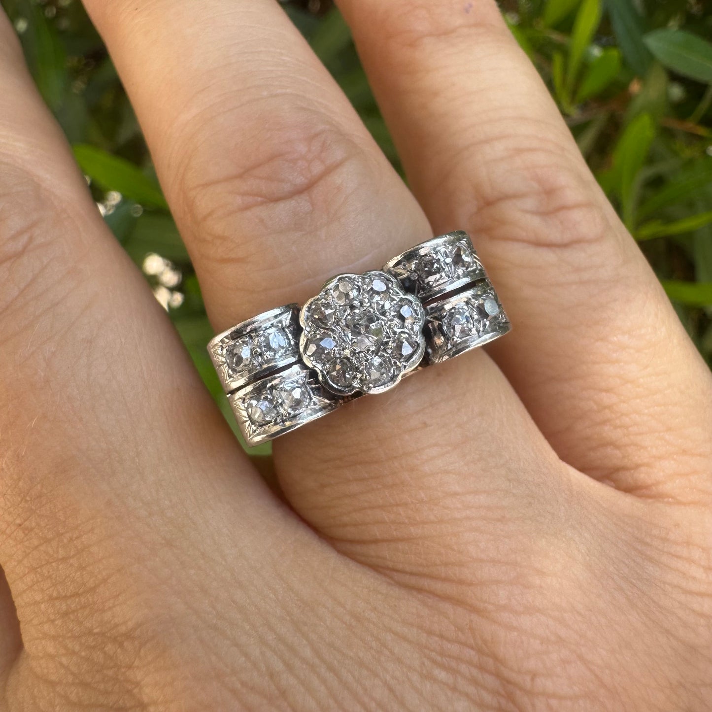18K gold ring featuring a flower-shaped design set with antique Diamonds