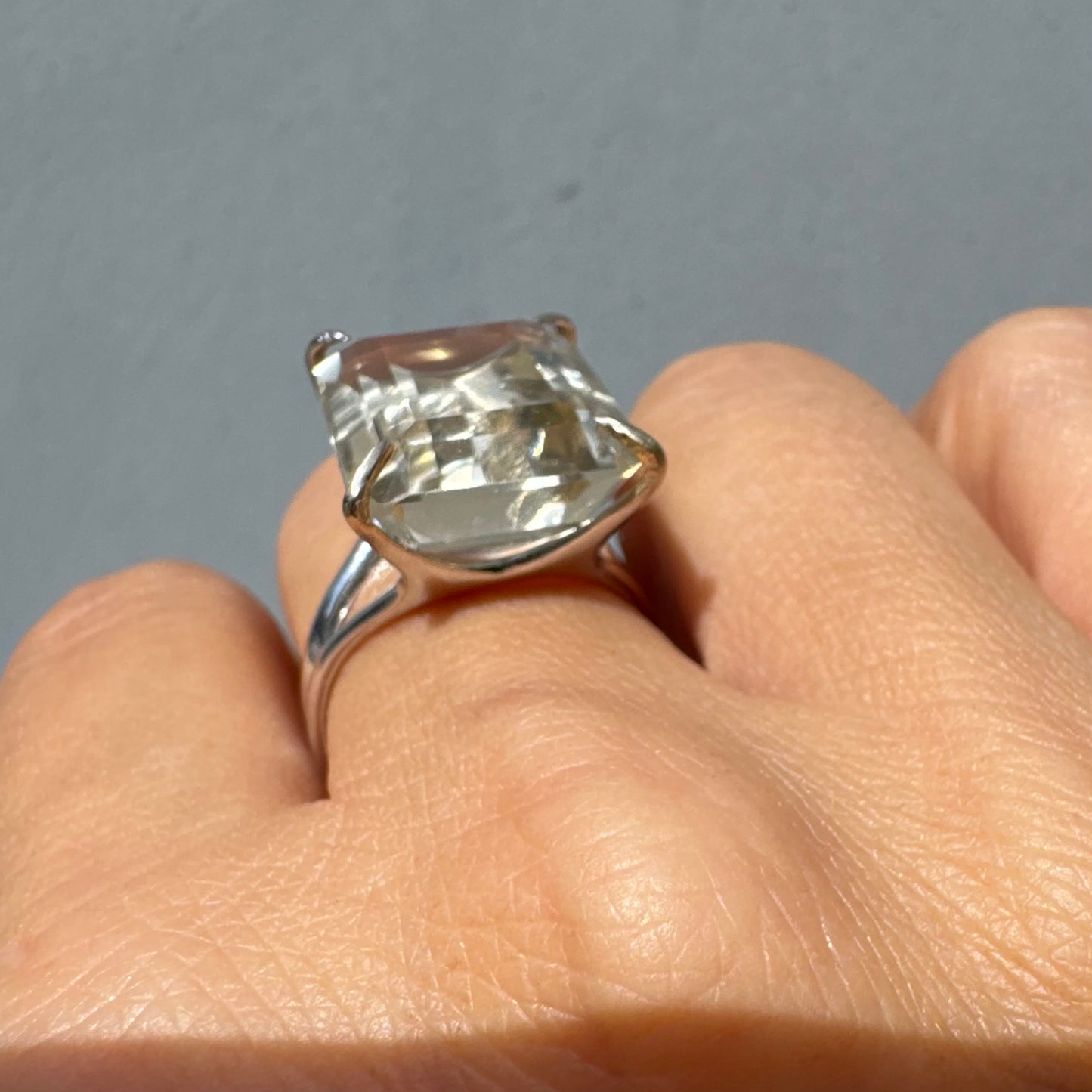 טבעת זהב לבן 18 קראט בעיצוב אלגנטי של H. Stern, משובצת אבן קוורץ גדולה בחיתוך מלבני .