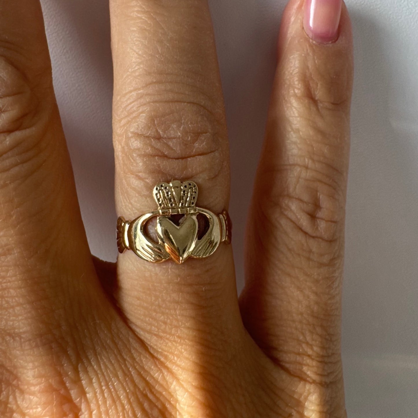 טבעת זהב 9 קראט בעיצוב קלאסי של לב עם כתר מעליו וידיים אוחזות, עיצוב קלדה מסורתי המסמל אהבה, נאמנות וחברות.