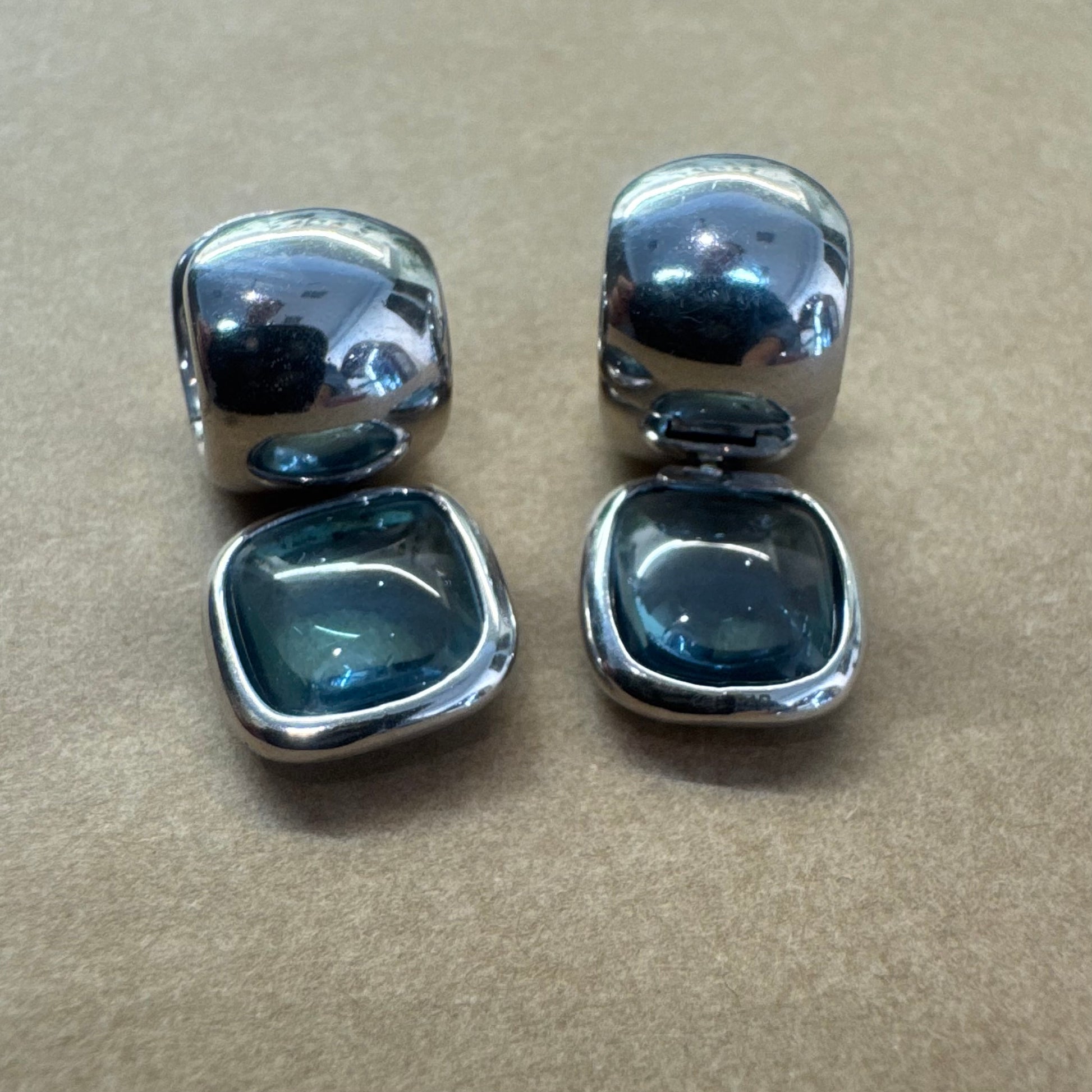 עגילי זהב לבן 18 קראט, נופלים קצרים, משובצים אבן אקוומרין