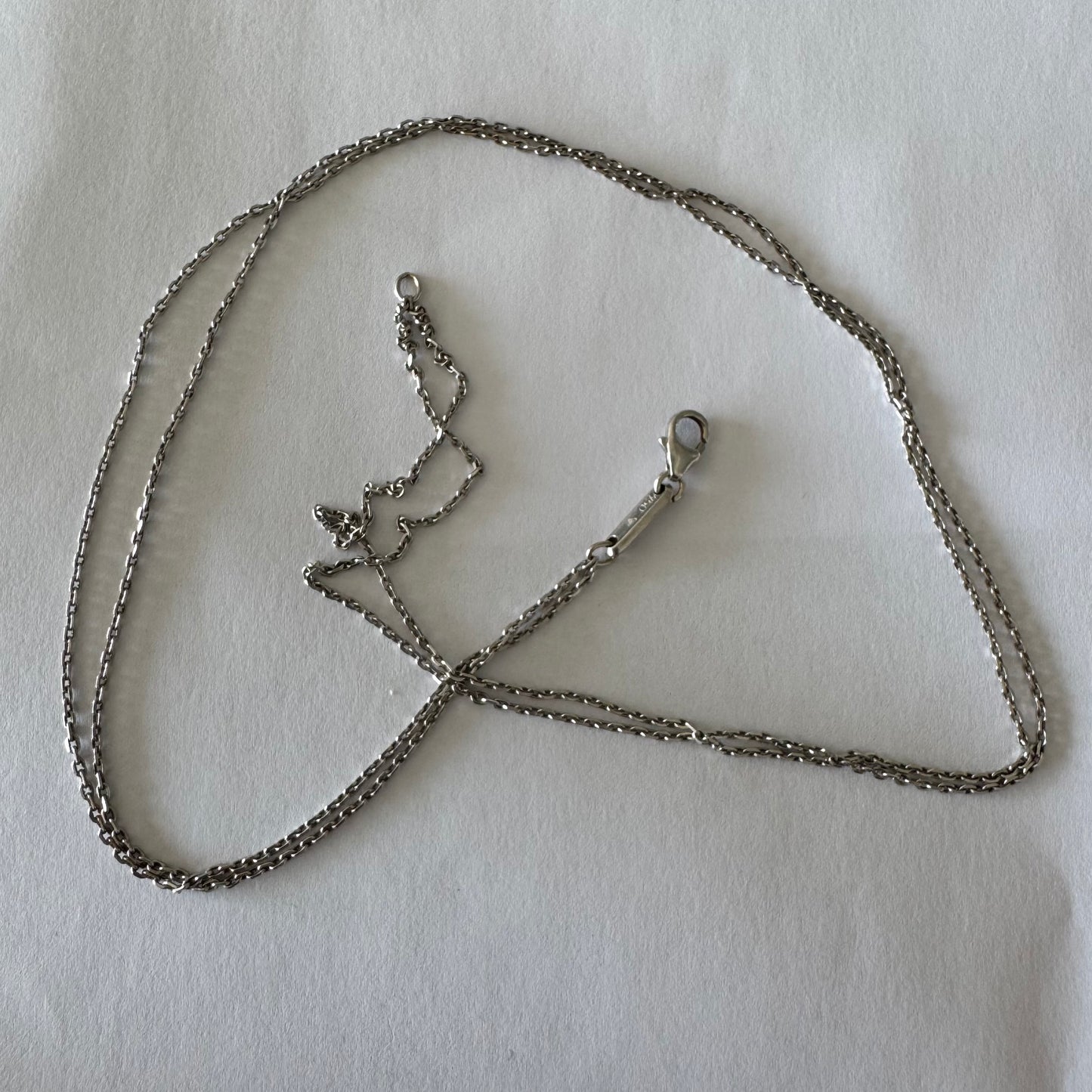 שרשרת כפולה זהב לבן 18 קראט מבית Chopard, בעיצוב עדין ואלגנטי עם נוכחות שקטה אך יוקרתית.