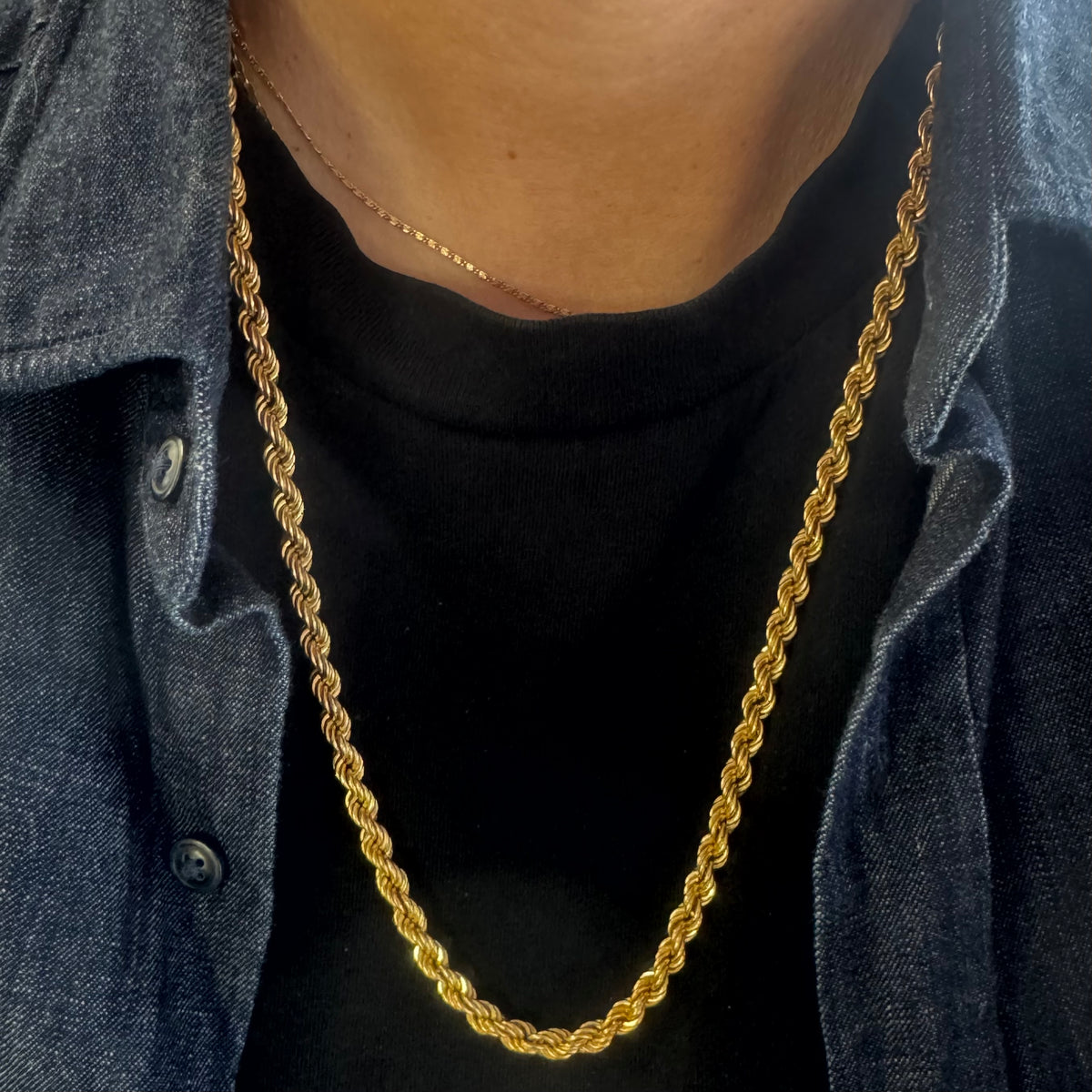 שרשרת זהב צהוב 14 קראט בדוגמת חבל (Rope Chain) עיצוב קלוע ועשיר שמחזיר את האור מכל זווית.