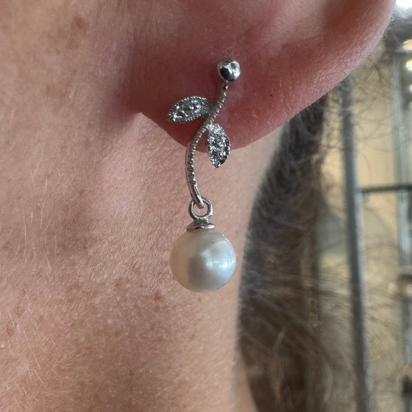 עגילים נופלים עדינים, זהב לבן 14 קראט עם עיצוב עלים , כל אחד משובץ פנינה עגולה בקצה