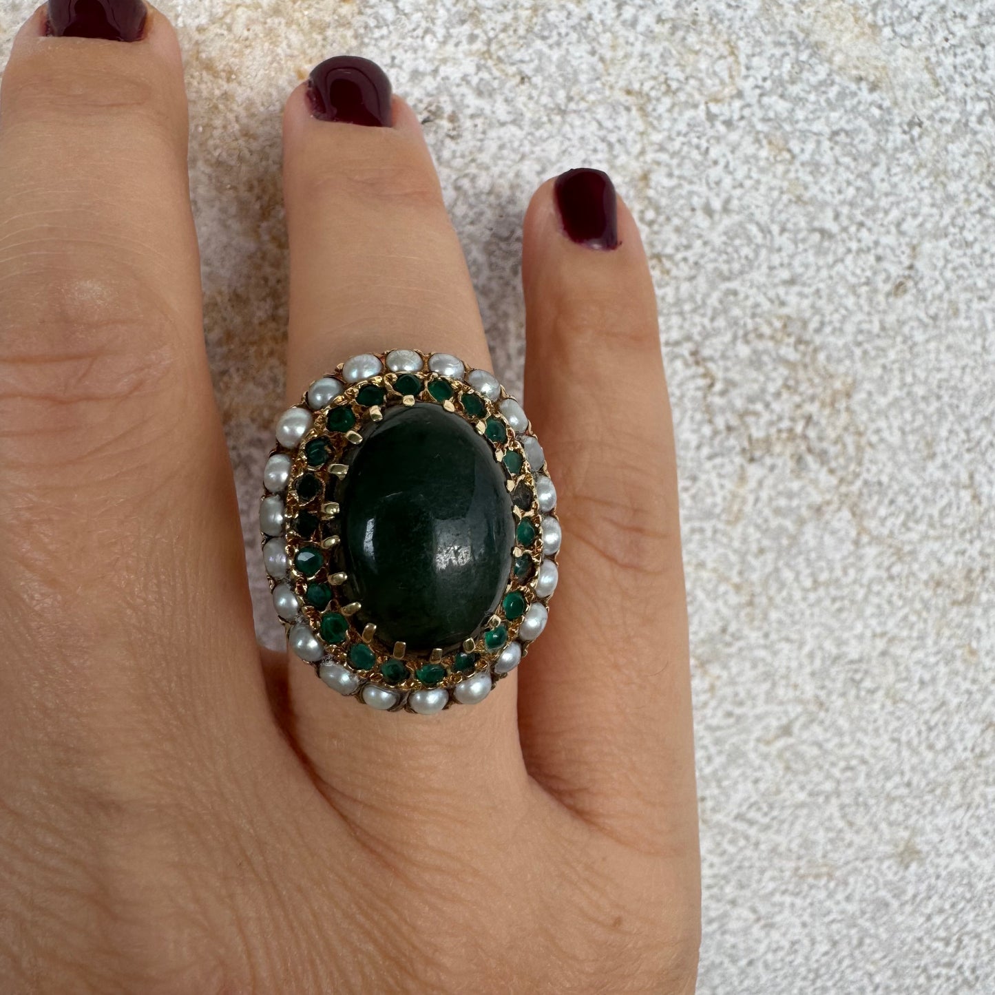 טבעת זהב צהוב 14 קראט משובצת אבן ג׳ייד (ירקן) בצבע ירוק, אבני אמרלד מסביב ופנינים