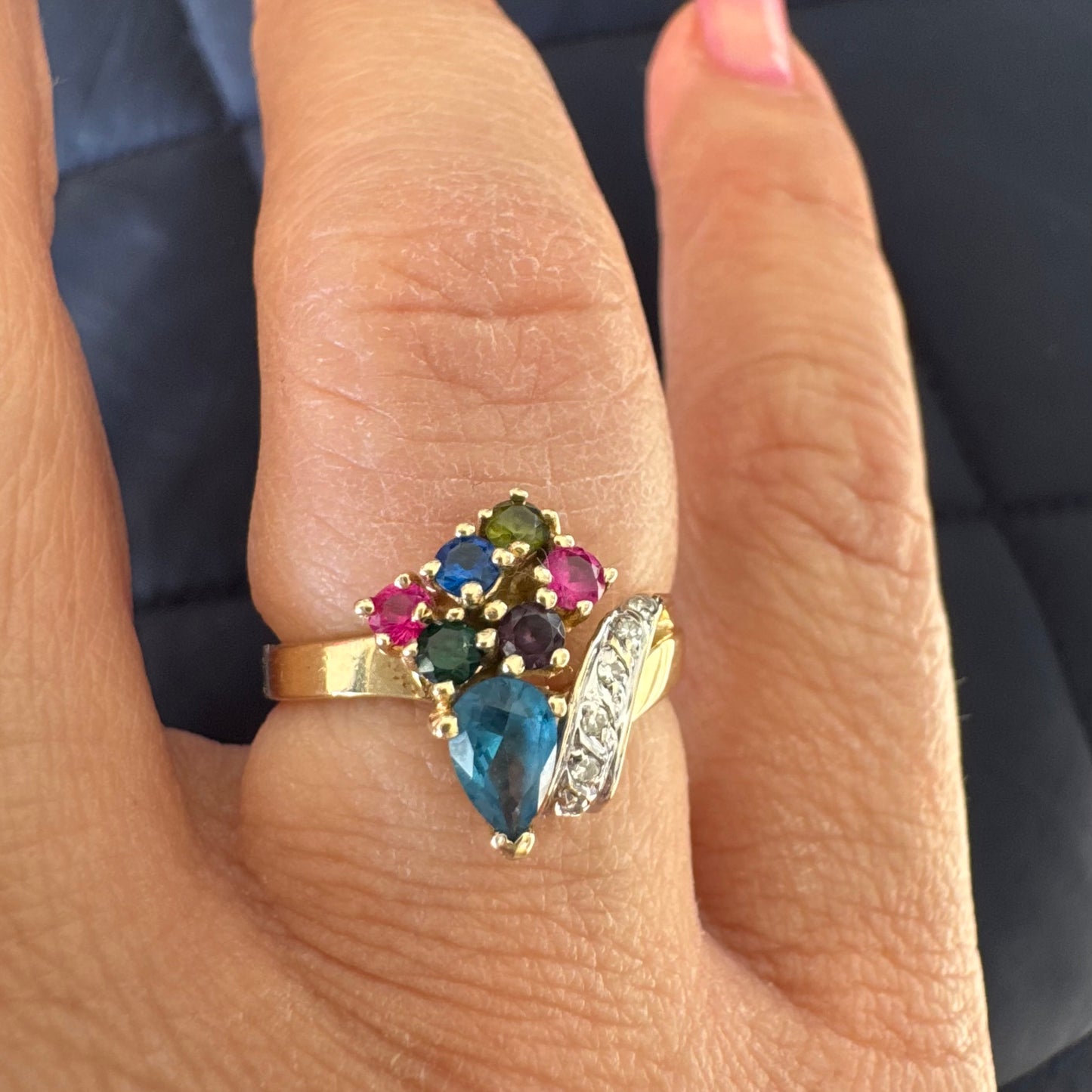 טבעת זהב צהוב 14 קראט משובצת שילוב אבני חן צבעוניות ויהלומים בעיצוב ייחודי.