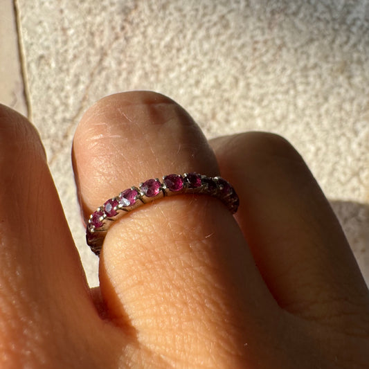 טבעת זהב לבן 14 קראט משובצת אבני רובי לכל האורך