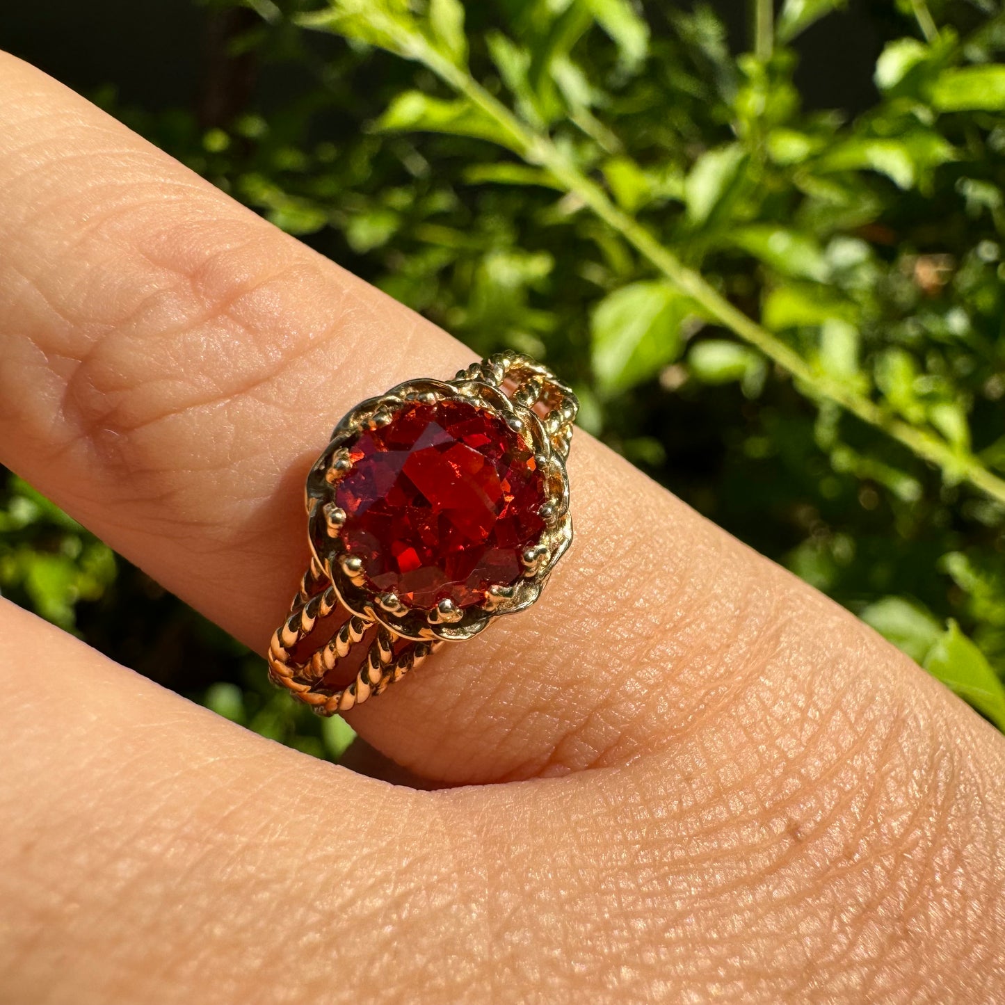 טבעת זהב צהוב 10 קראט משובצת אבן חן כתומה