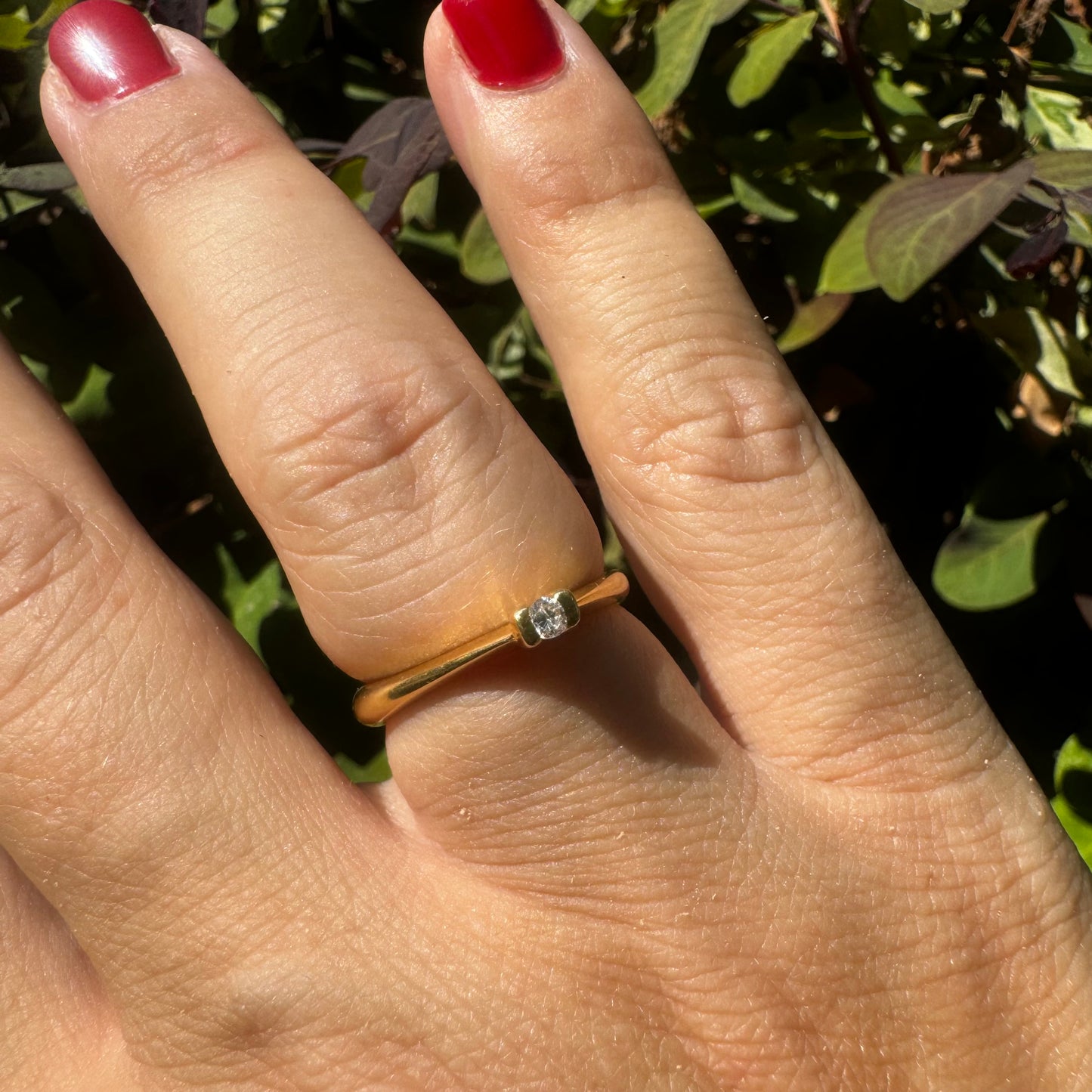 18K gold ring set with one center Diamond