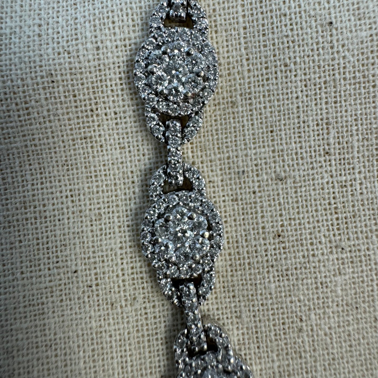 צמיד זהב לבן 14 קראט בנוי מחוליות שמשובצות יהלומים לכל האורך