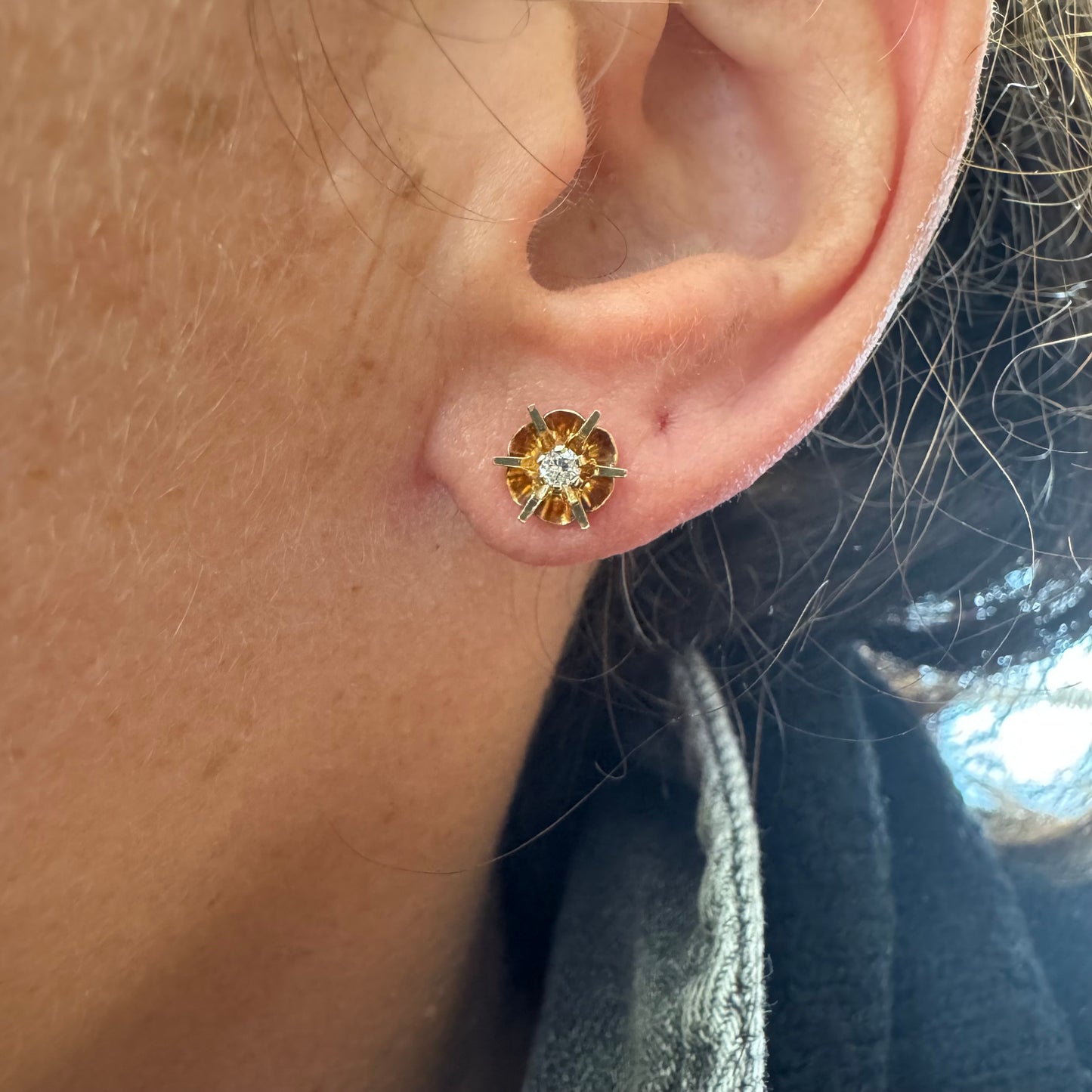 עגיל צמוד זהב צהוב 14 קראט בעיצוב פרח עדין, עם יהלום לבן במרכזו.