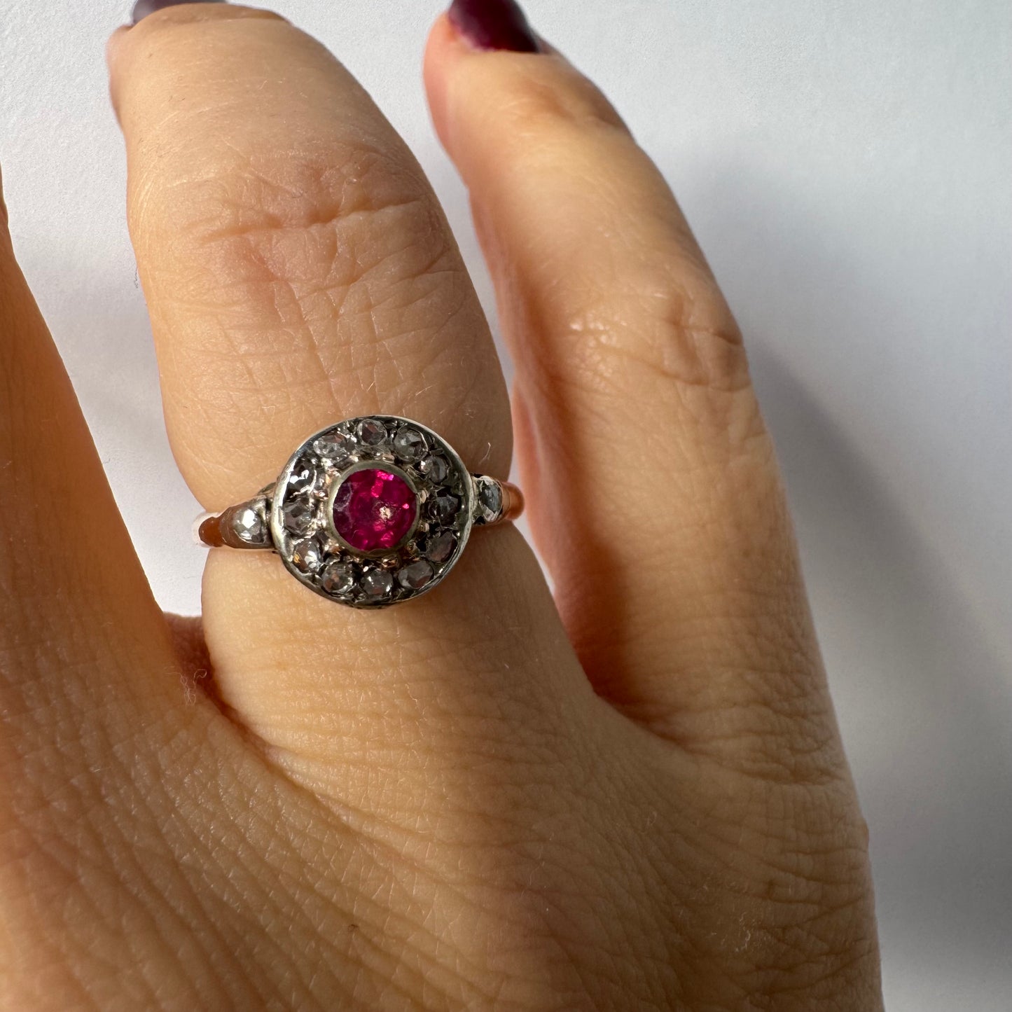 טבעת זהב 18 קראט עתיקה משובצת אבן רובי עגולה במרכז וסביבה משובצים יהלומים בליטוש ישן