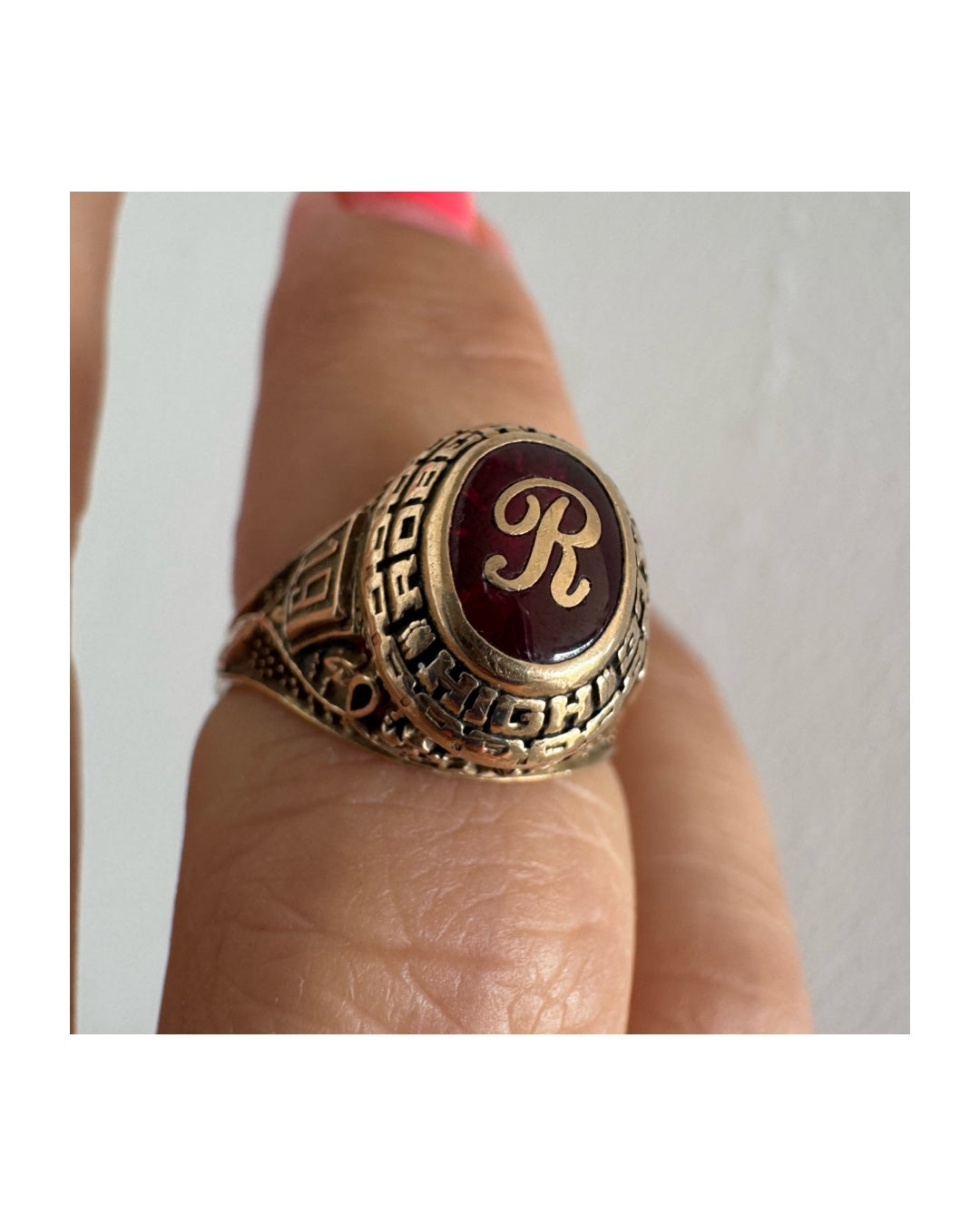 טבעת מחזור (Class Ring) מזהב 10 קראט, בעלת עיצוב אמריקאי קלאסי ובמרכזה אבן אדומה עם האות R עם חריטות וסמלים המעניקים לה אופי ייחודי ונוסטלגי.