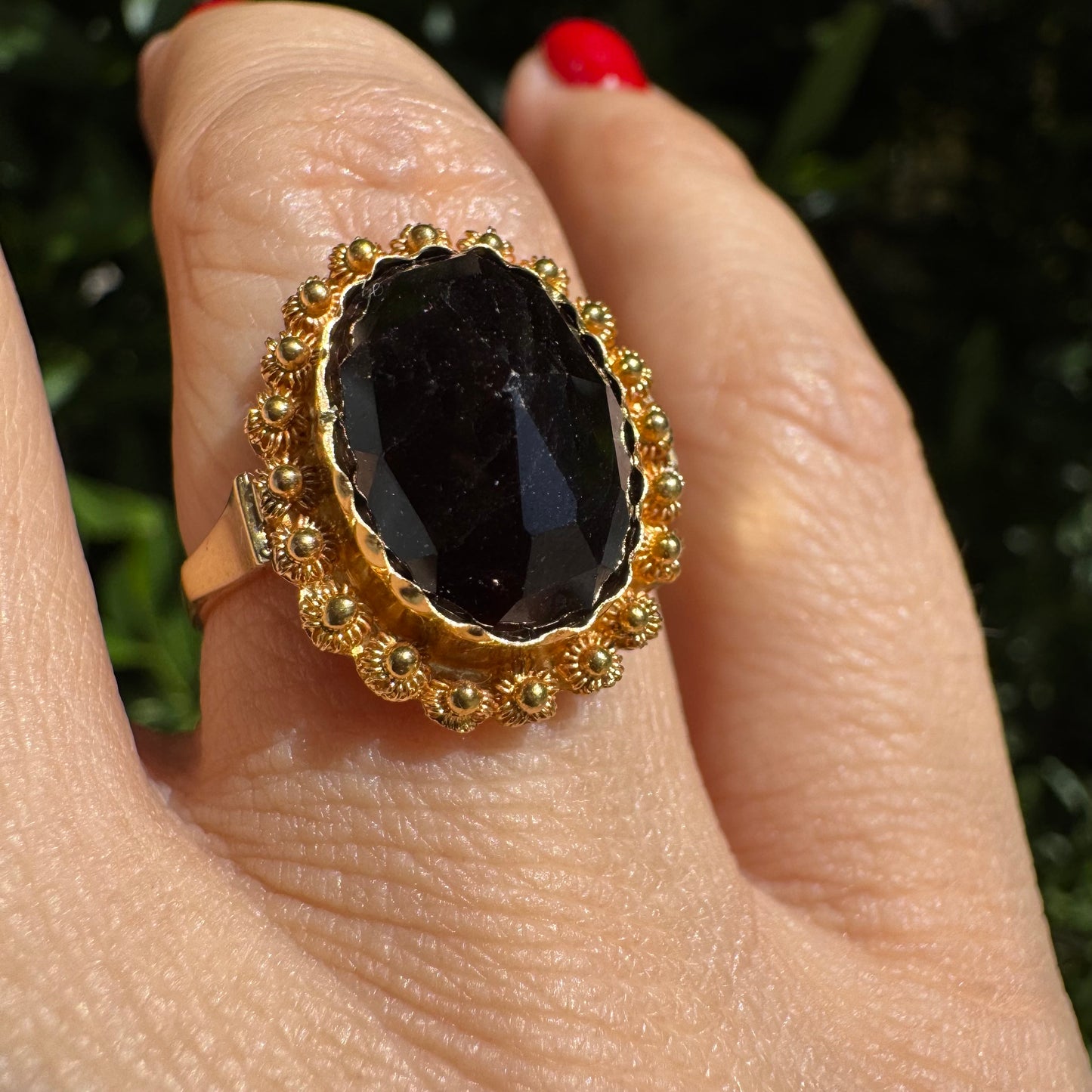 טבעת זהב צהוב 14 קראט משובצת אבן גרנט בצבע אדום כהה 