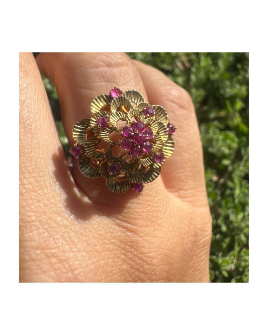 טבעת זהב צהוב 18 קראט, מעוטרת באבני רובי קטנות בצבע ורוד-אדום.