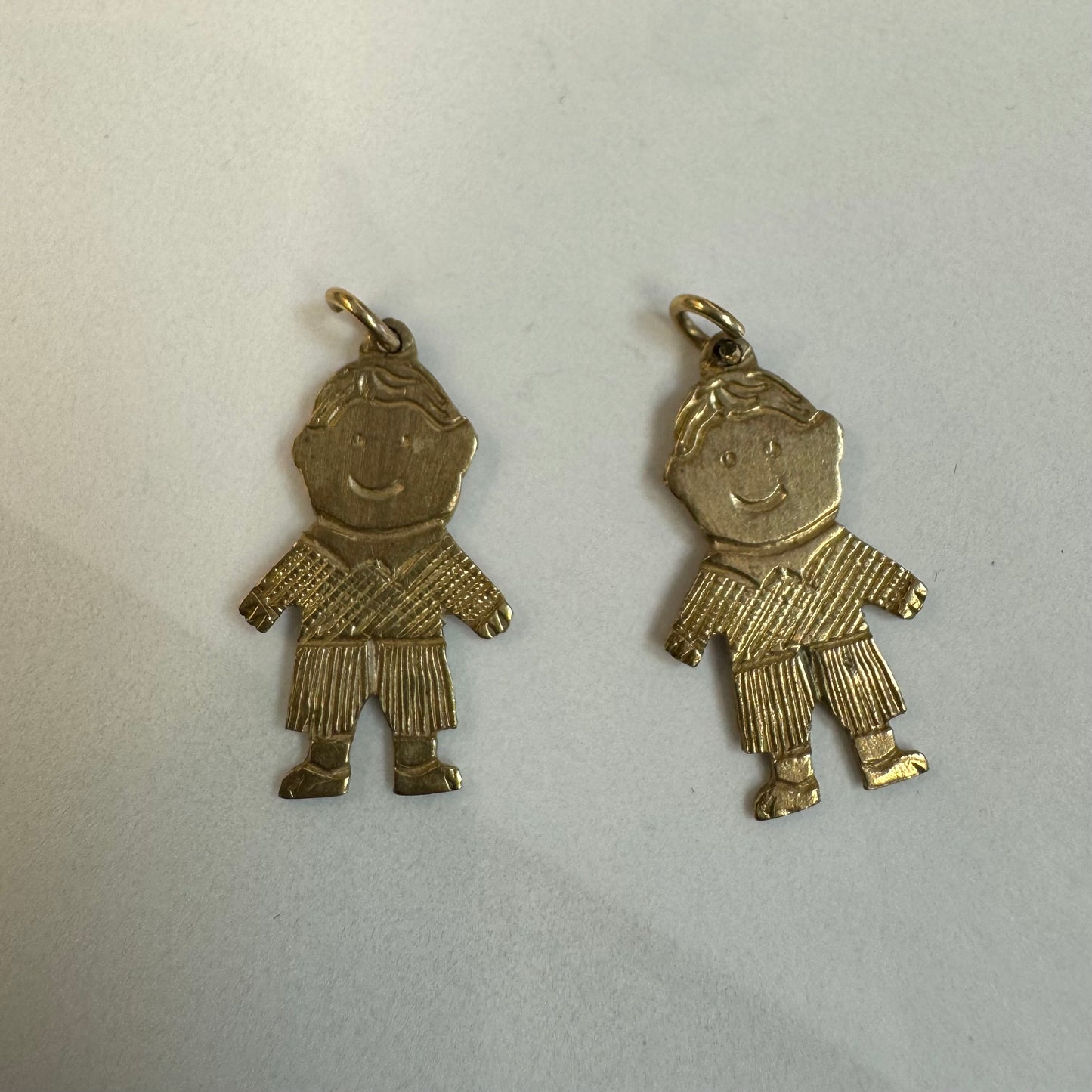 תליון זהב 9 קראט בעיצוב קלאסי ומרגש של דמות ילד. 