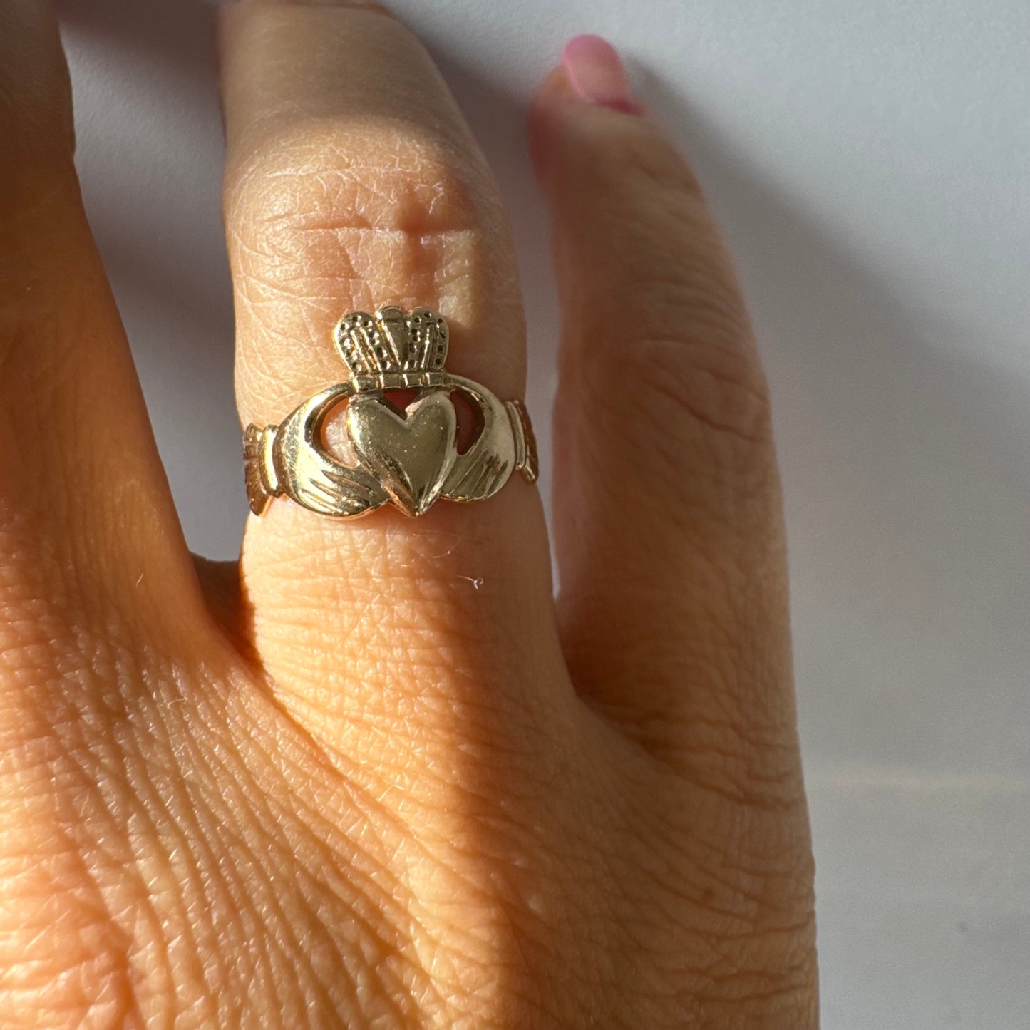 טבעת זהב 9 קראט בעיצוב קלאסי של לב עם כתר מעליו וידיים אוחזות, עיצוב קלדה מסורתי המסמל אהבה, נאמנות וחברות.