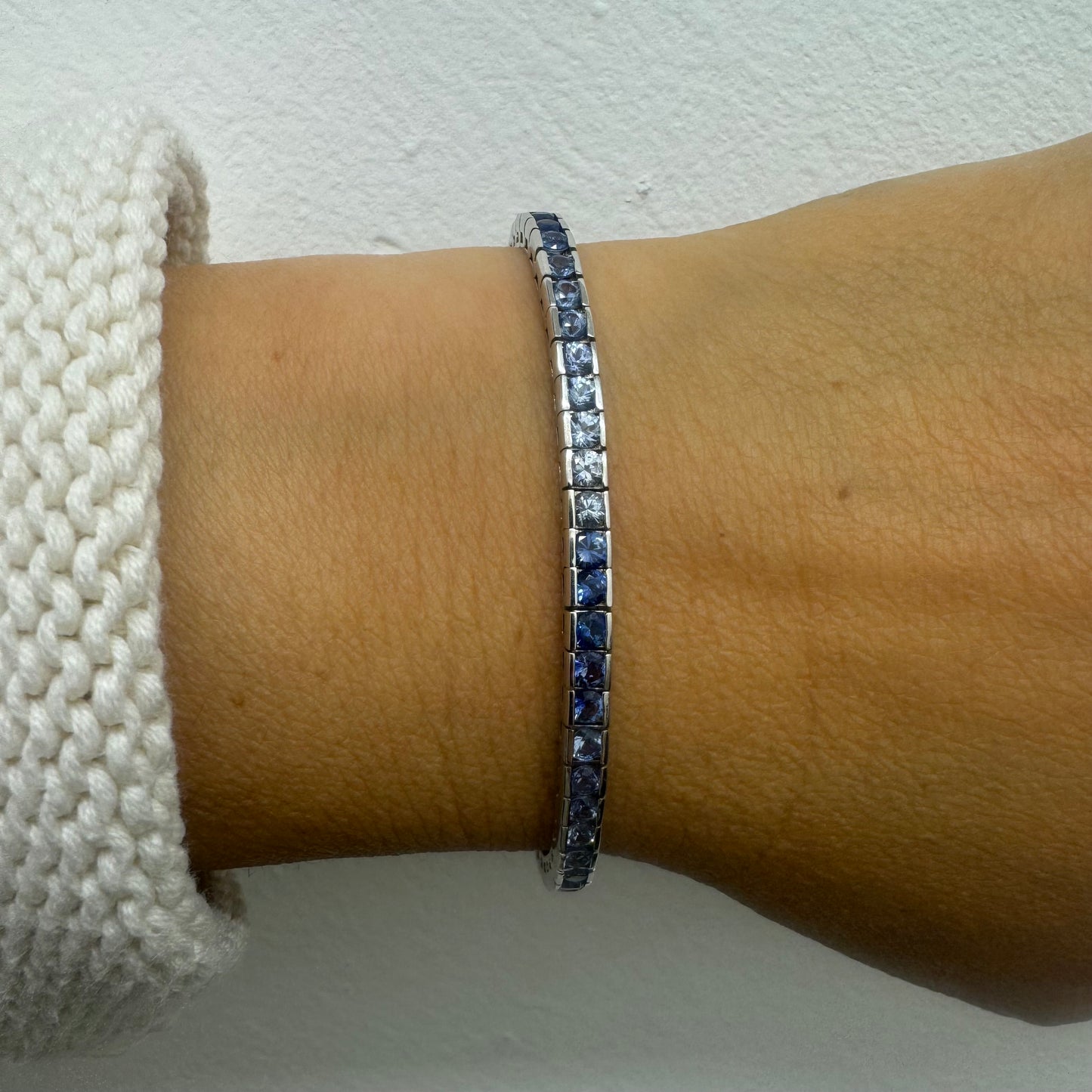 צמיד טניס זהב 14K משובץ בגוונים שונים של ספיר