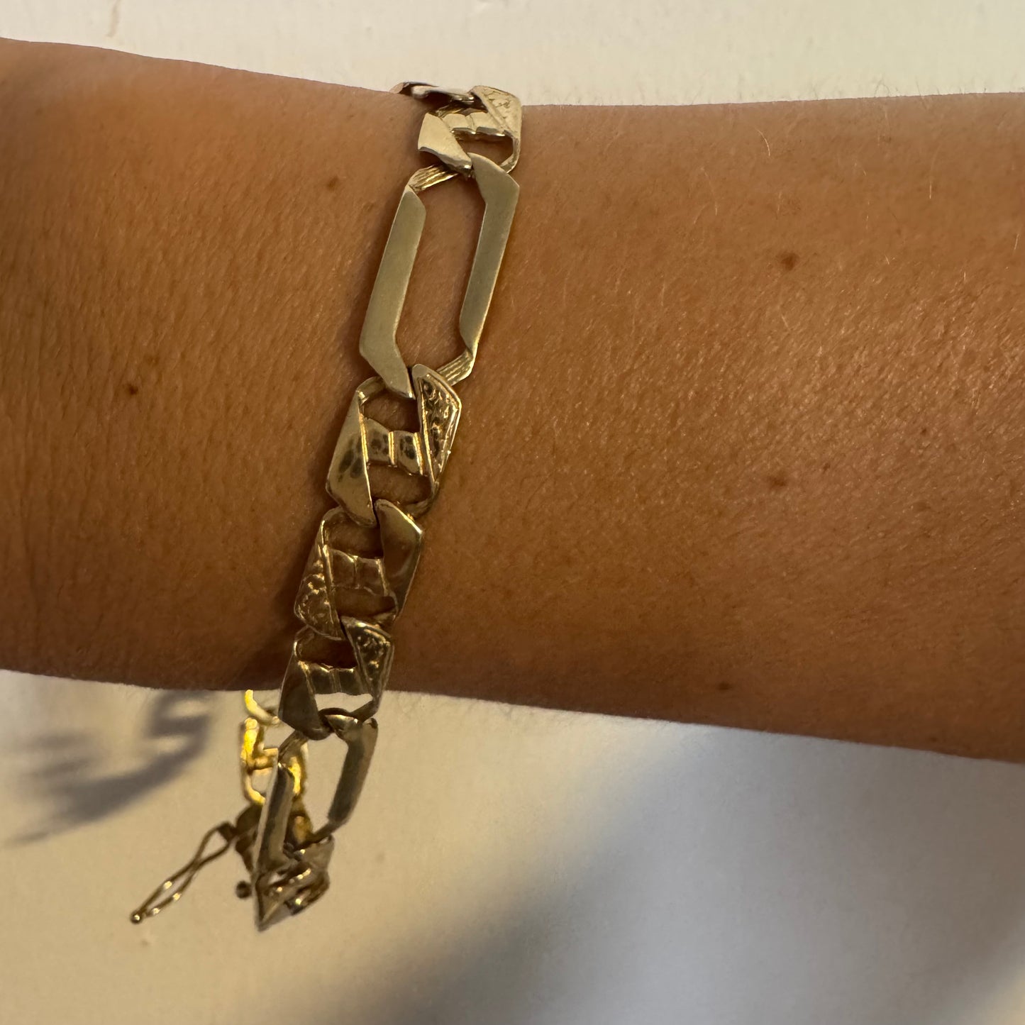 צמיד זהב צהוב 14 קראט בעיצוב חוליות מודרני ומיוחד.