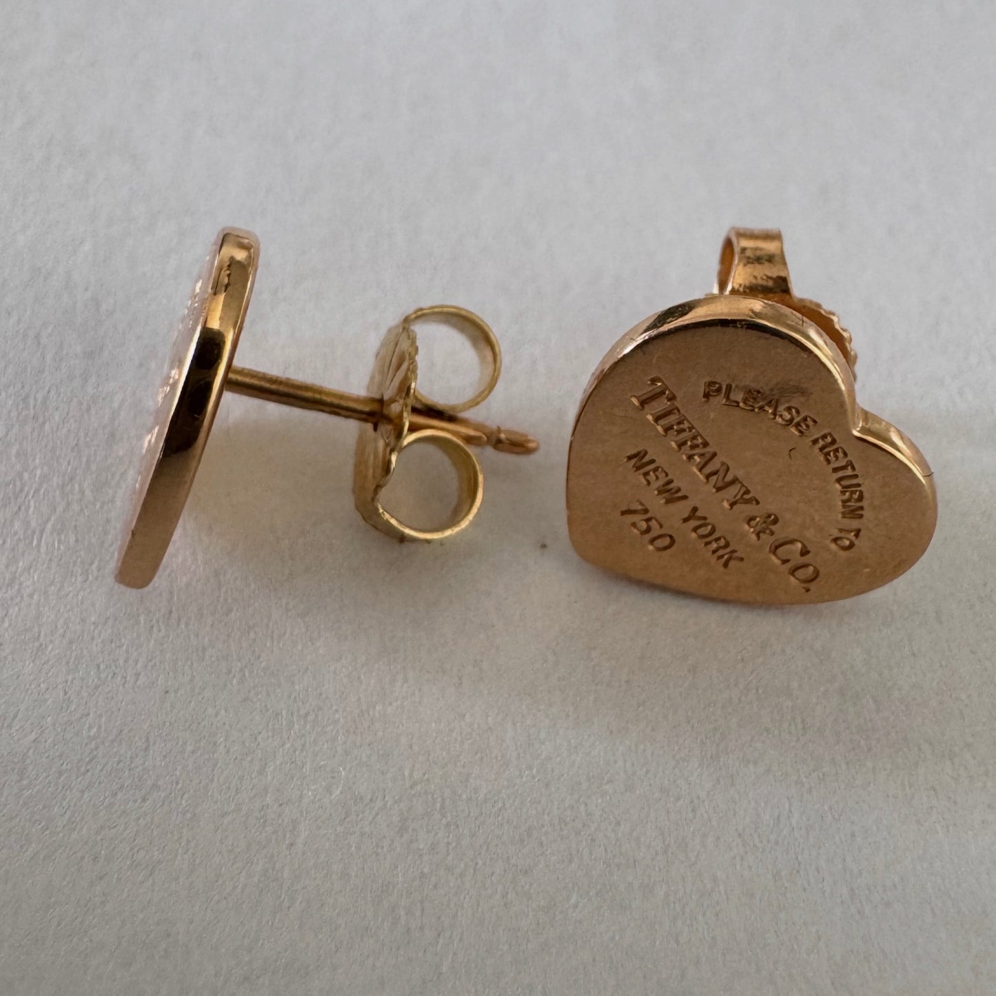 עגילי לב אייקונים מבית Tiffany& Co עשויים זהב 18 קראט (750).