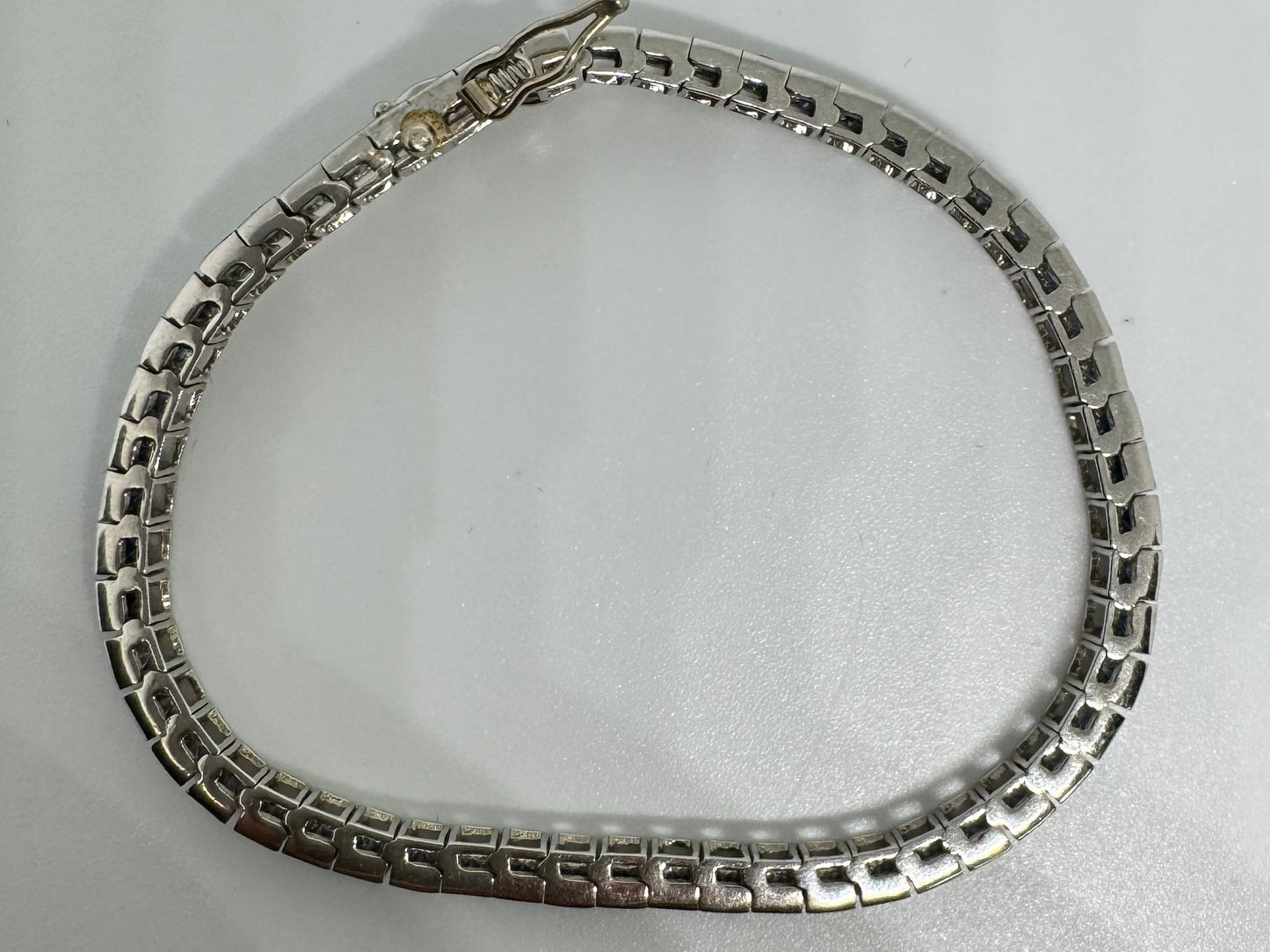 צמיד טניס זהב 14K משובץ בגוונים שונים של ספיר